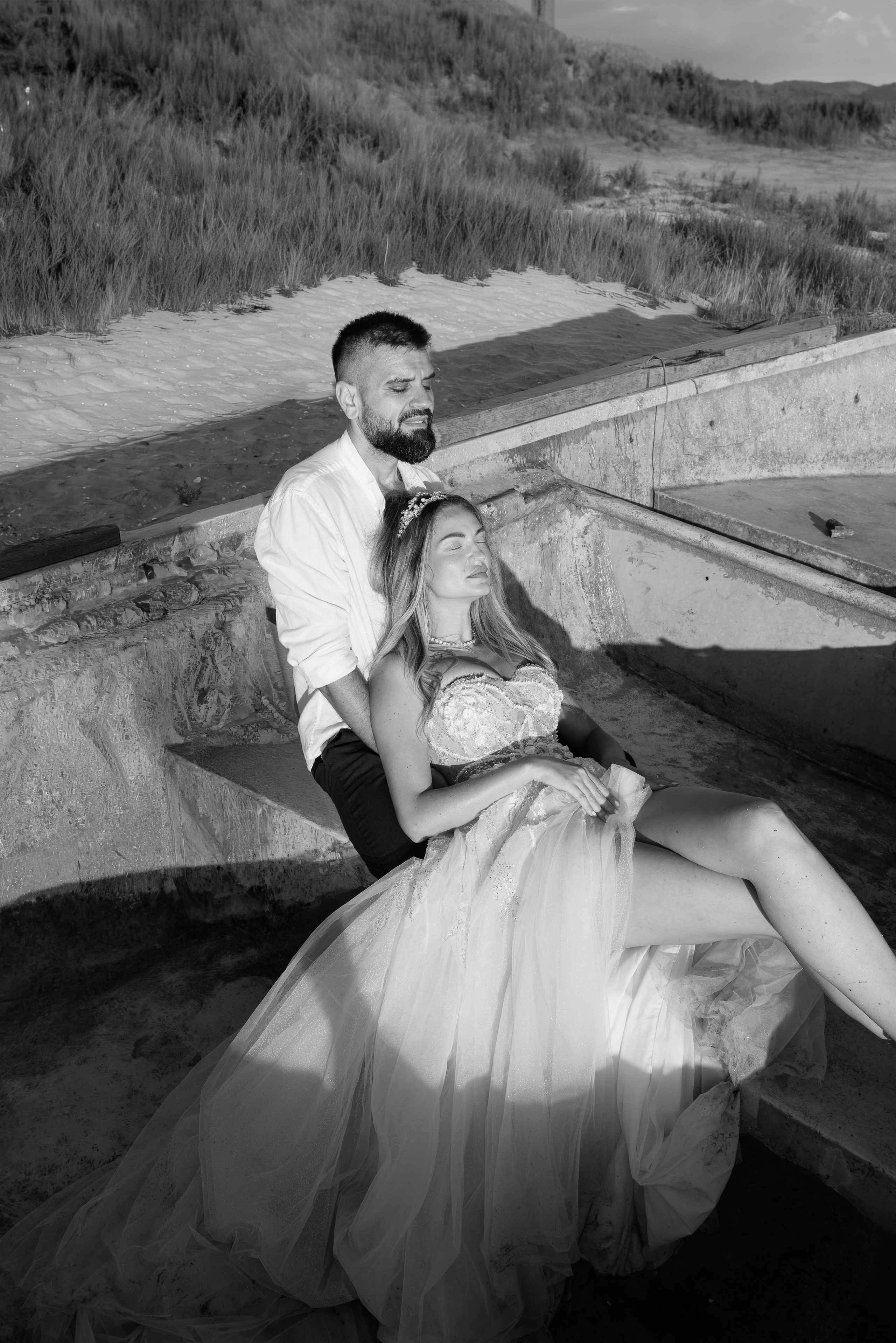 Trash the Dress | Sunrise. Hand for photos