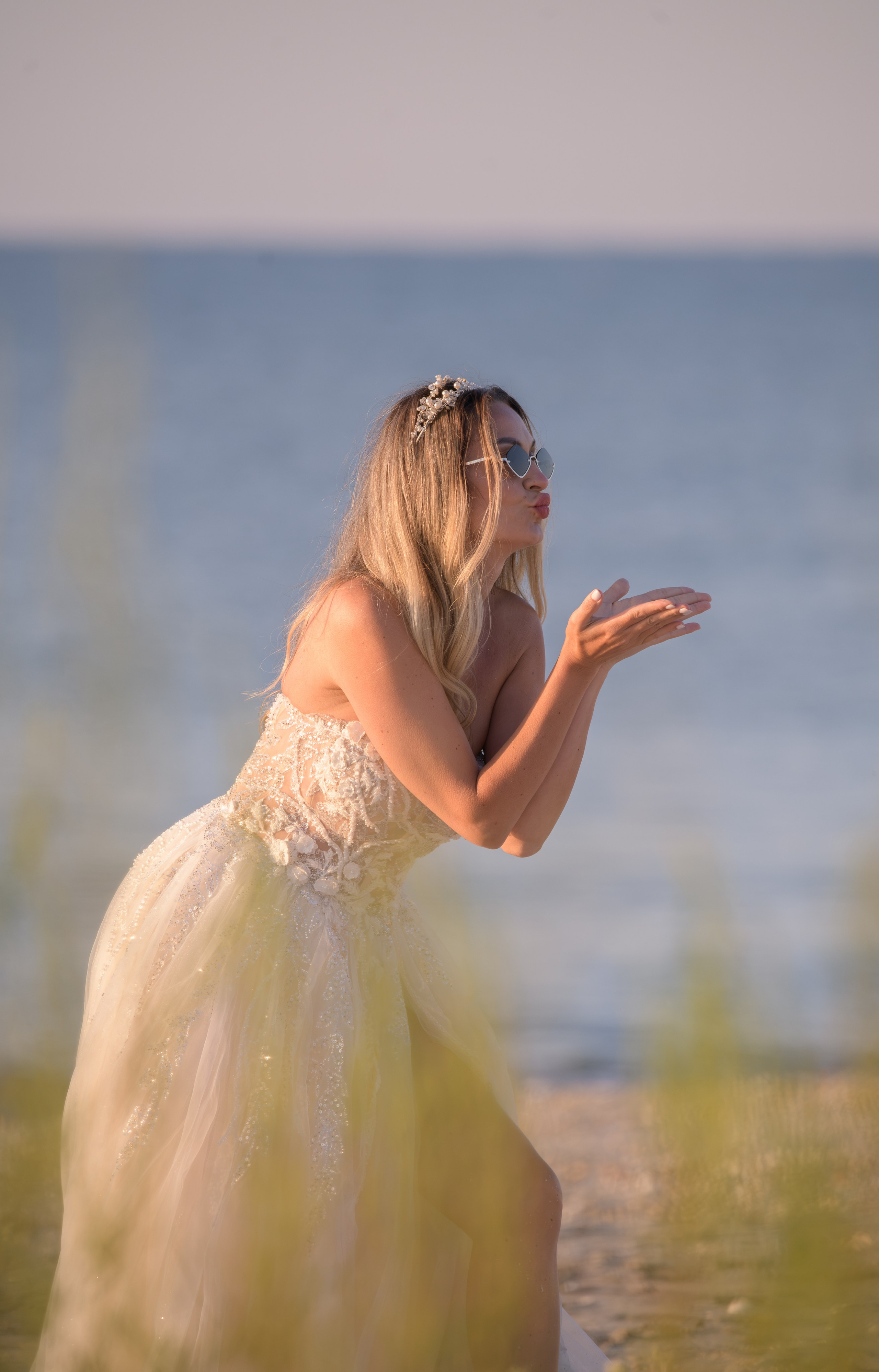Trash the Dress | Sunrise. Hand for photos