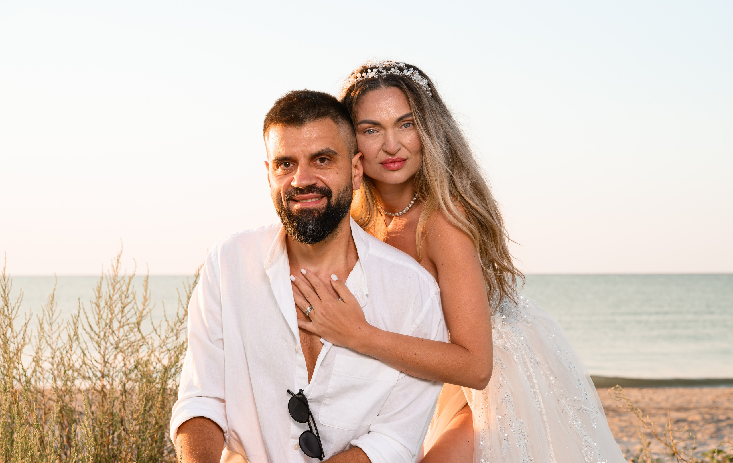 Trash the Dress | Sunrise. Hand for photos