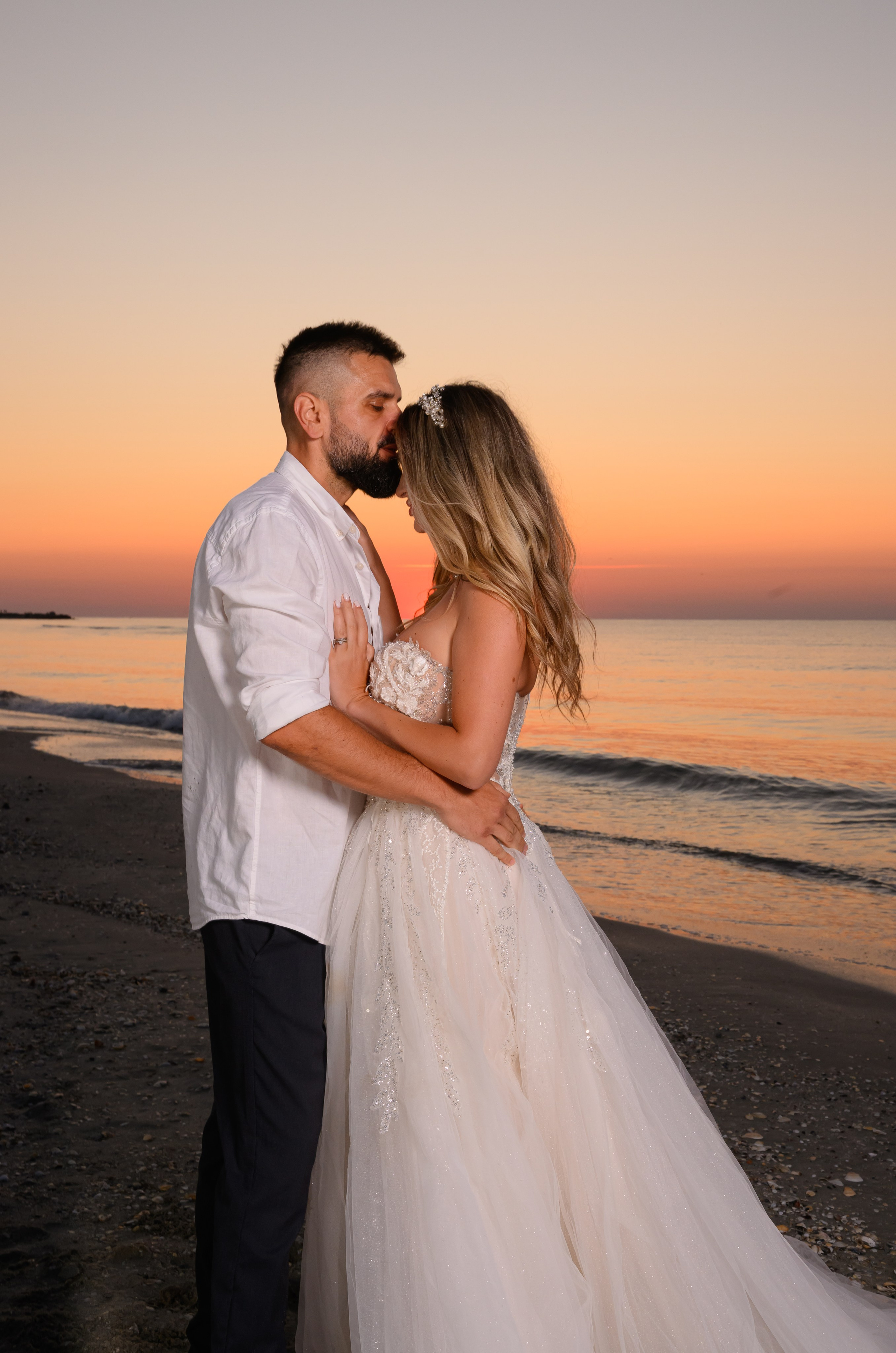 Trash the Dress | Sunrise. Hand for photos