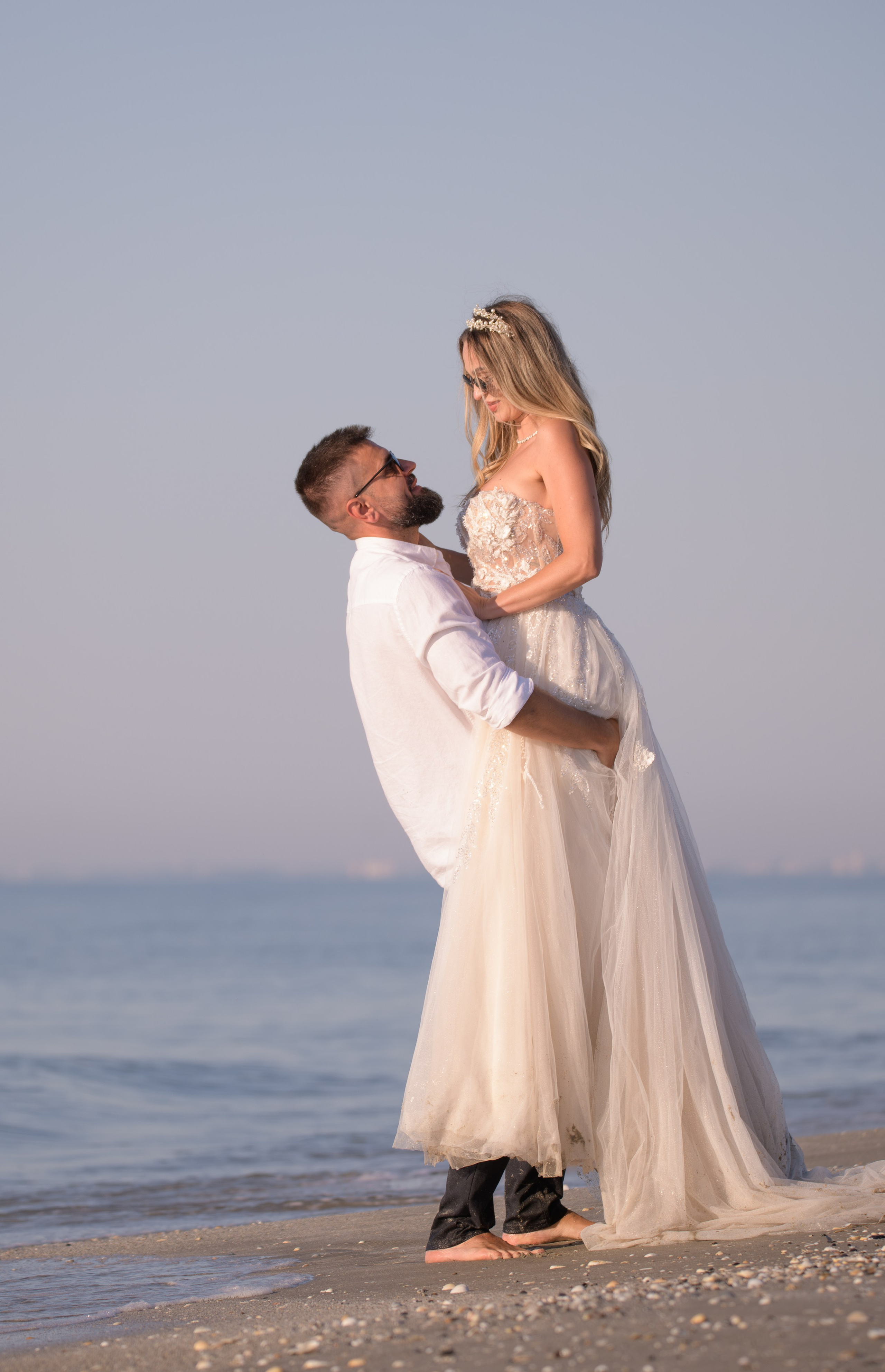 Trash the Dress | Sunrise. Hand for photos