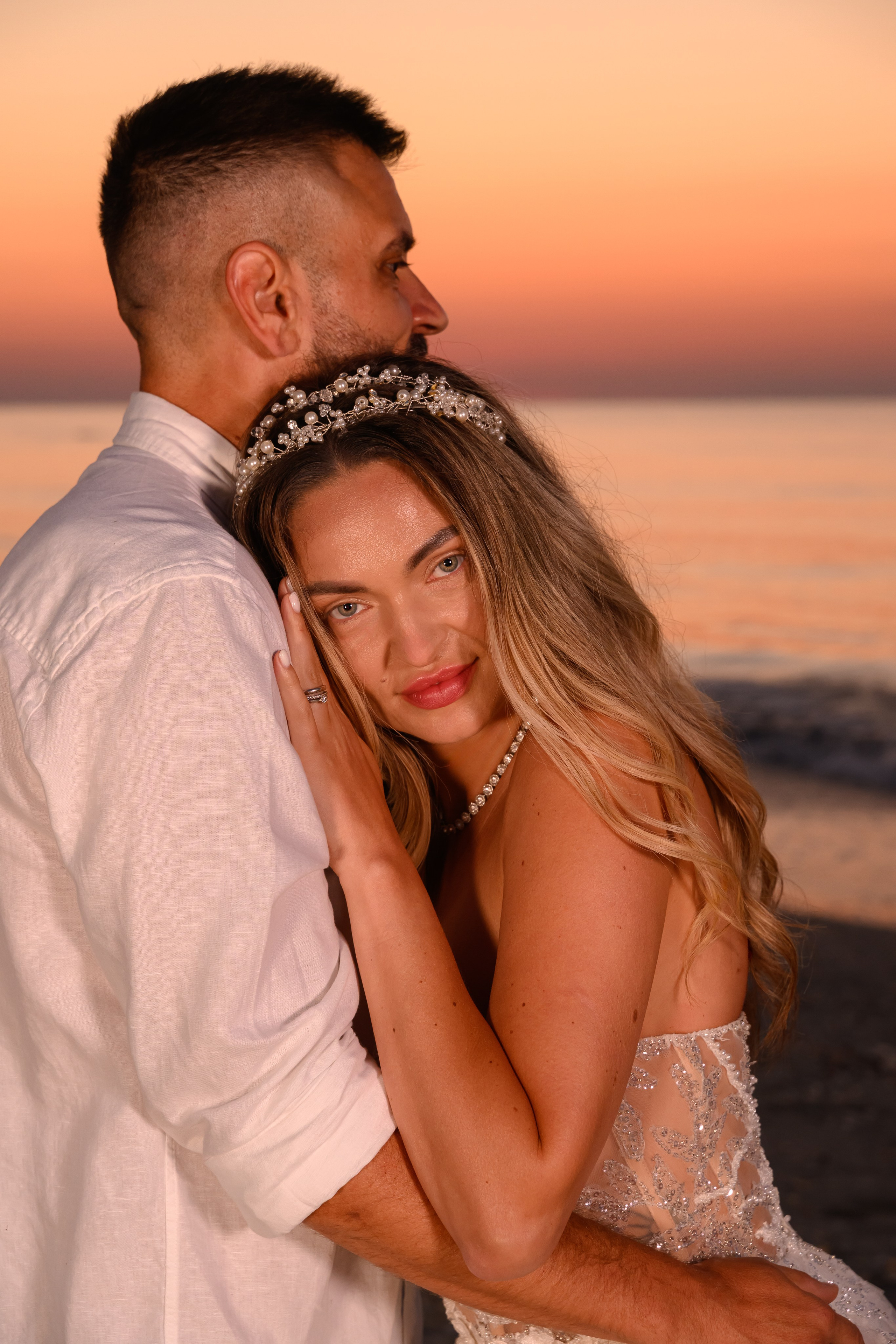 Trash the Dress | Sunrise. Hand for photos