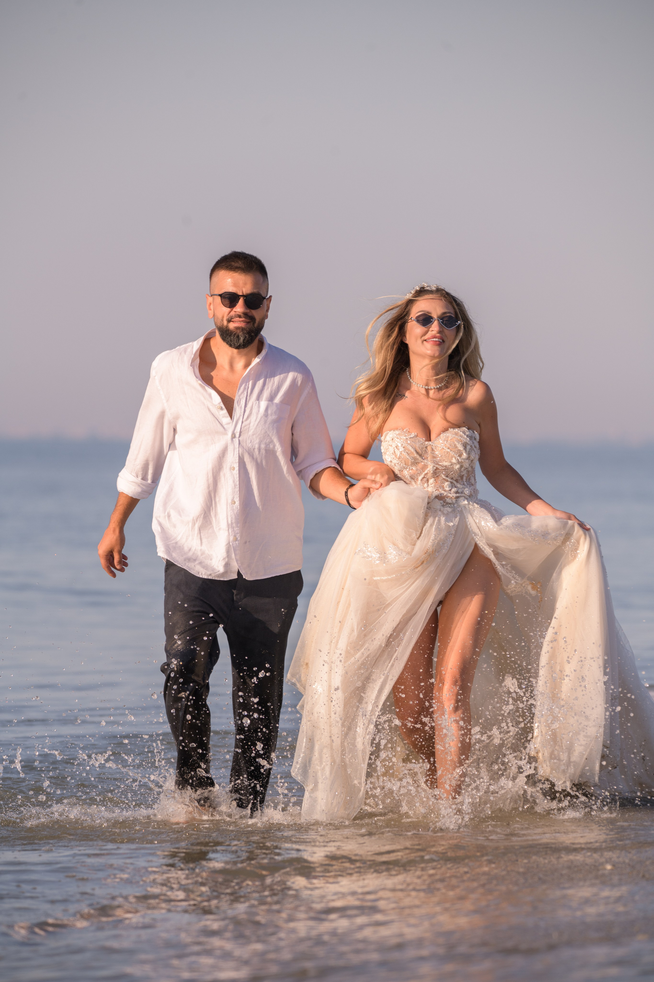Trash the Dress | Sunrise. Hand for photos