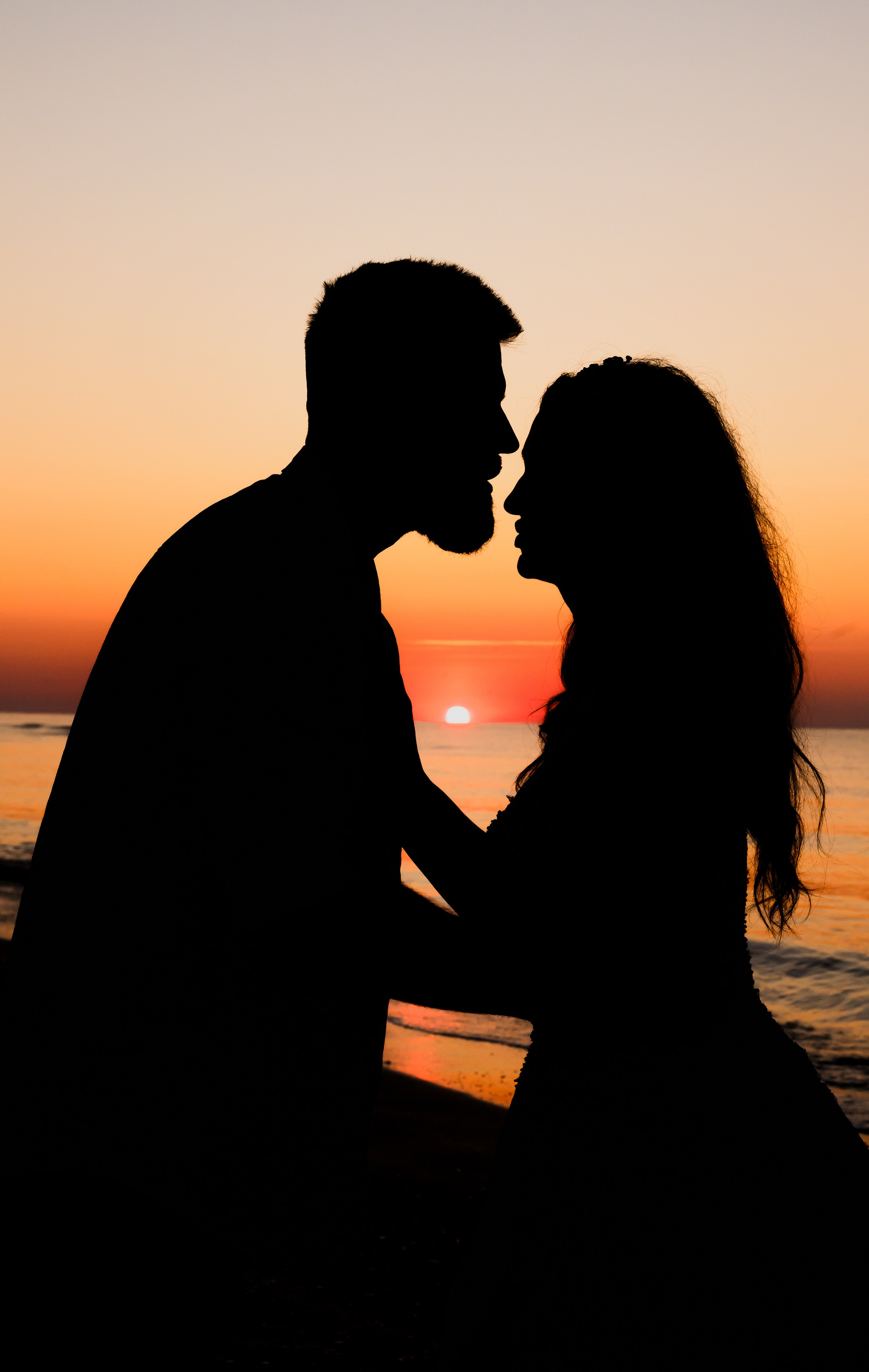 Trash the Dress | Sunrise. Hand for photos