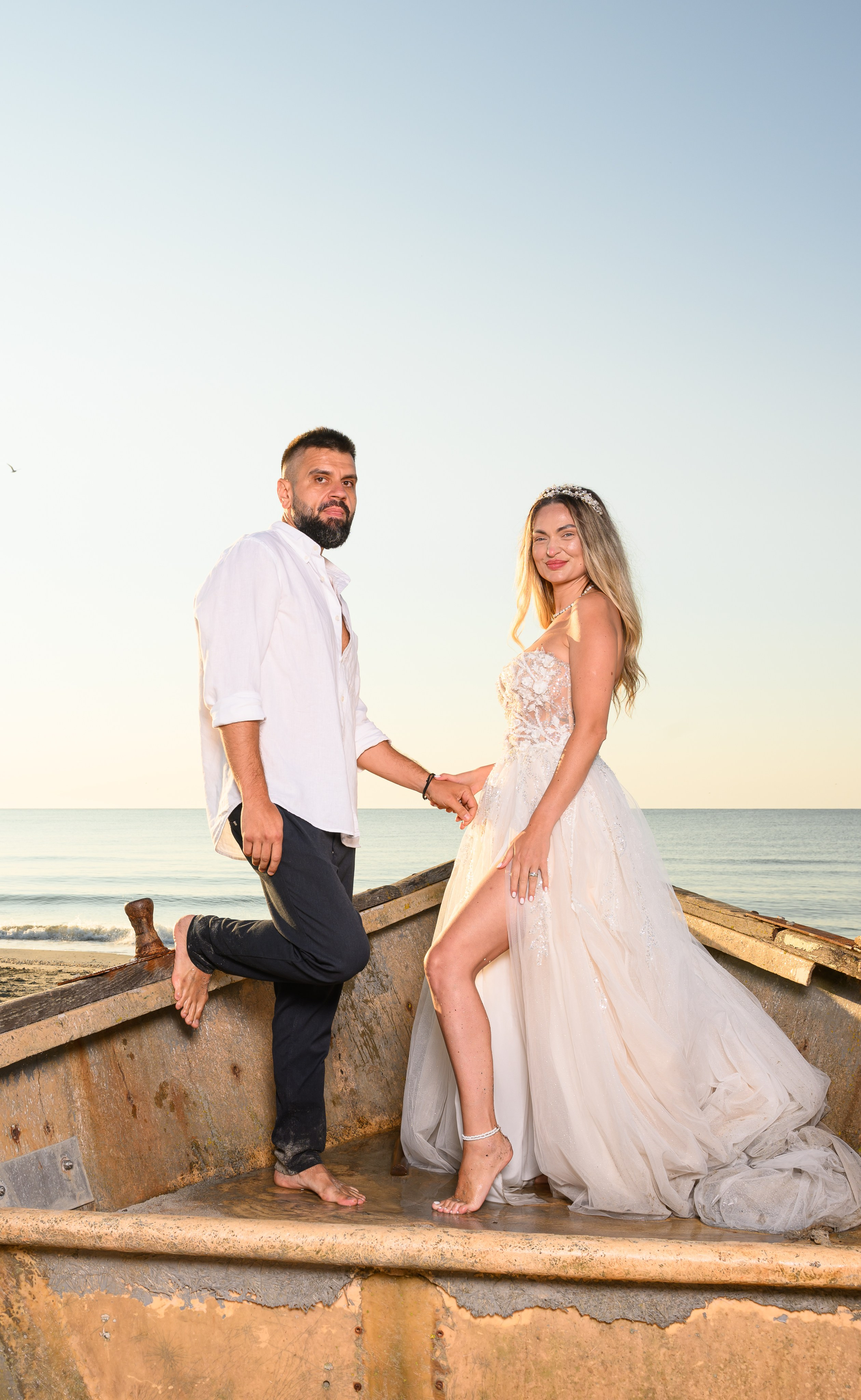 Trash the Dress | Sunrise. Hand for photos