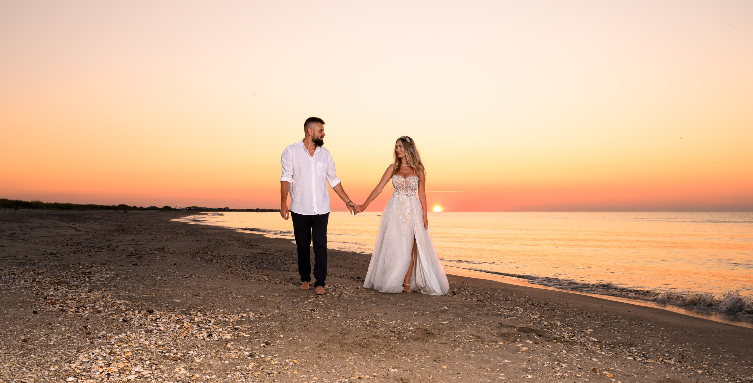 Trash the Dress | Sunrise. Hand for photos
