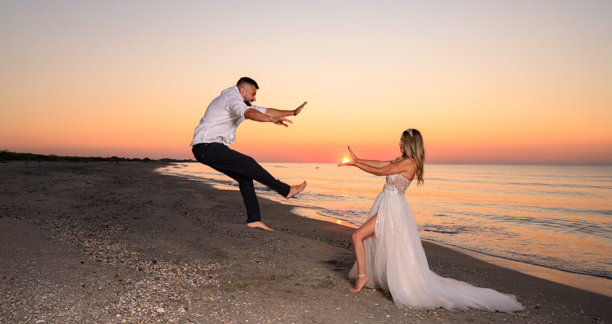 Trash the Dress | Sunrise. Hand for photos