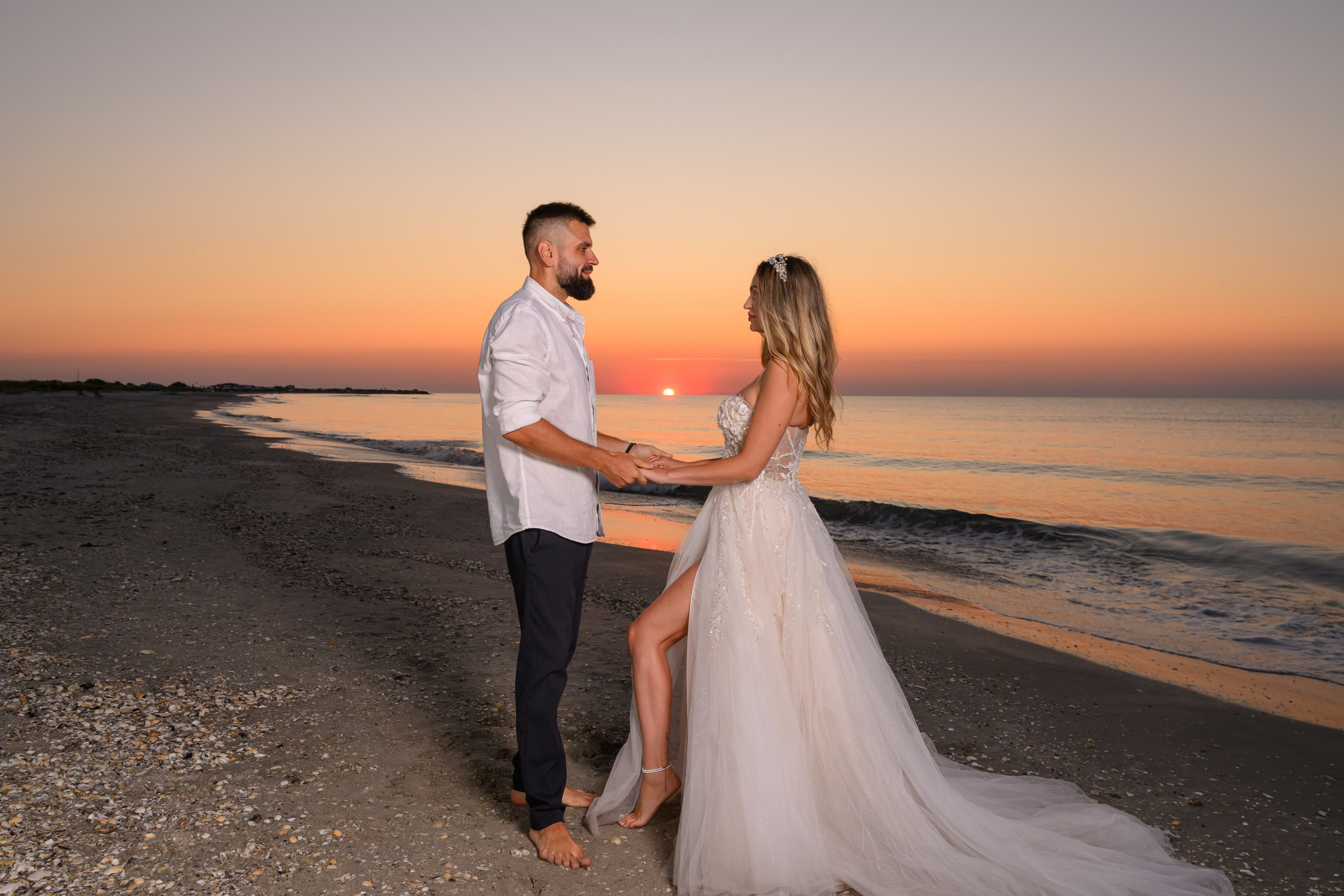 Trash the Dress | Sunrise. Hand for photos