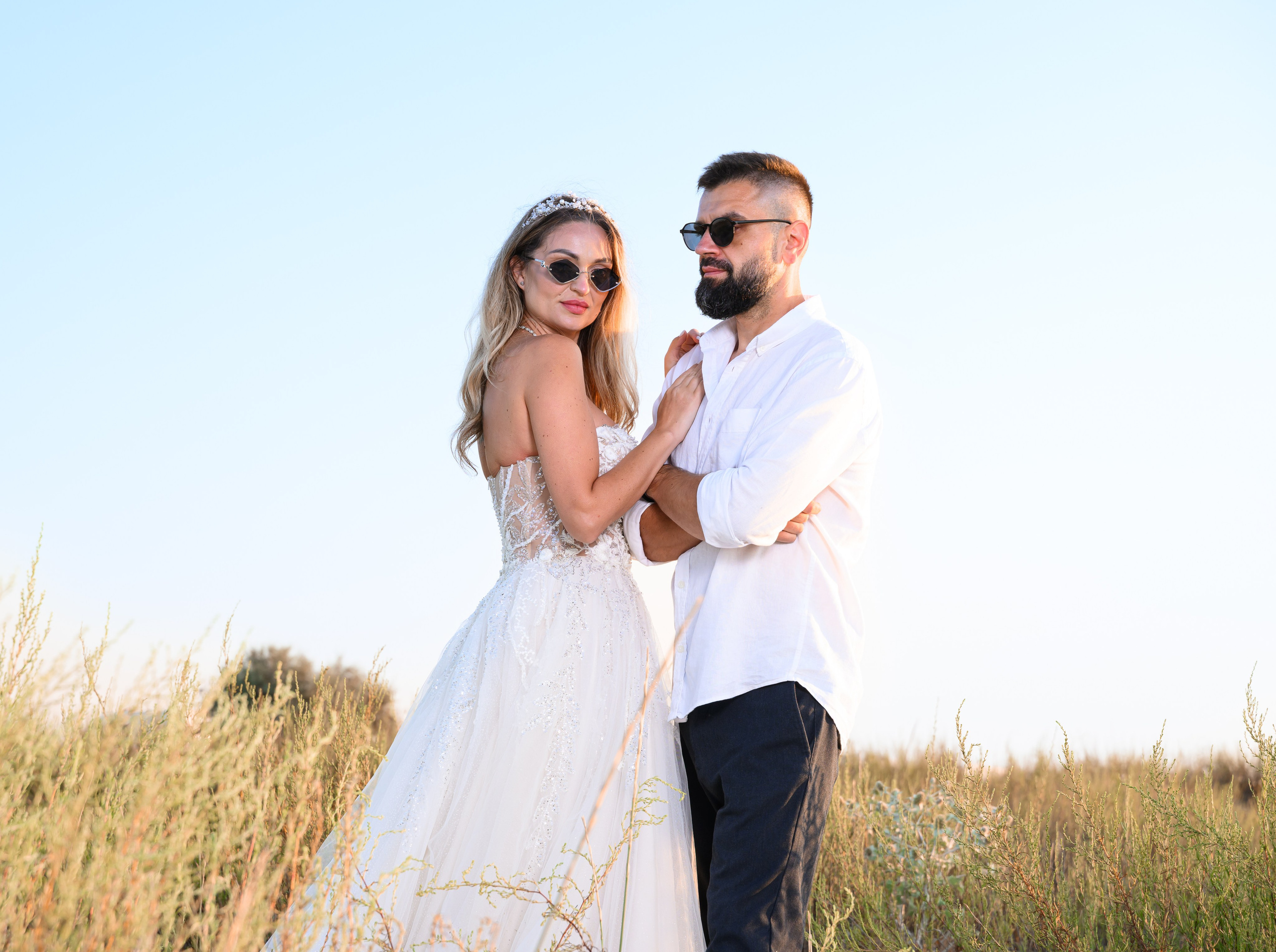 Trash the Dress | Sunrise. Hand for photos