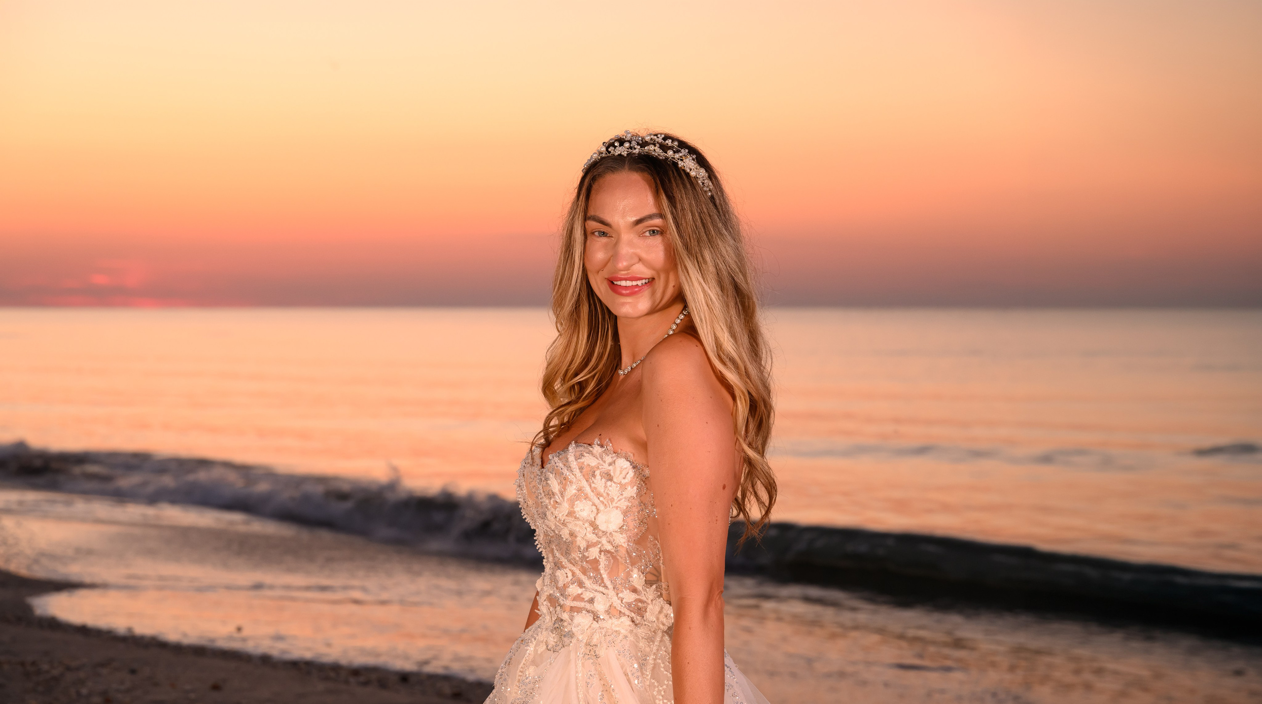 Trash the Dress | Sunrise. Hand for photos