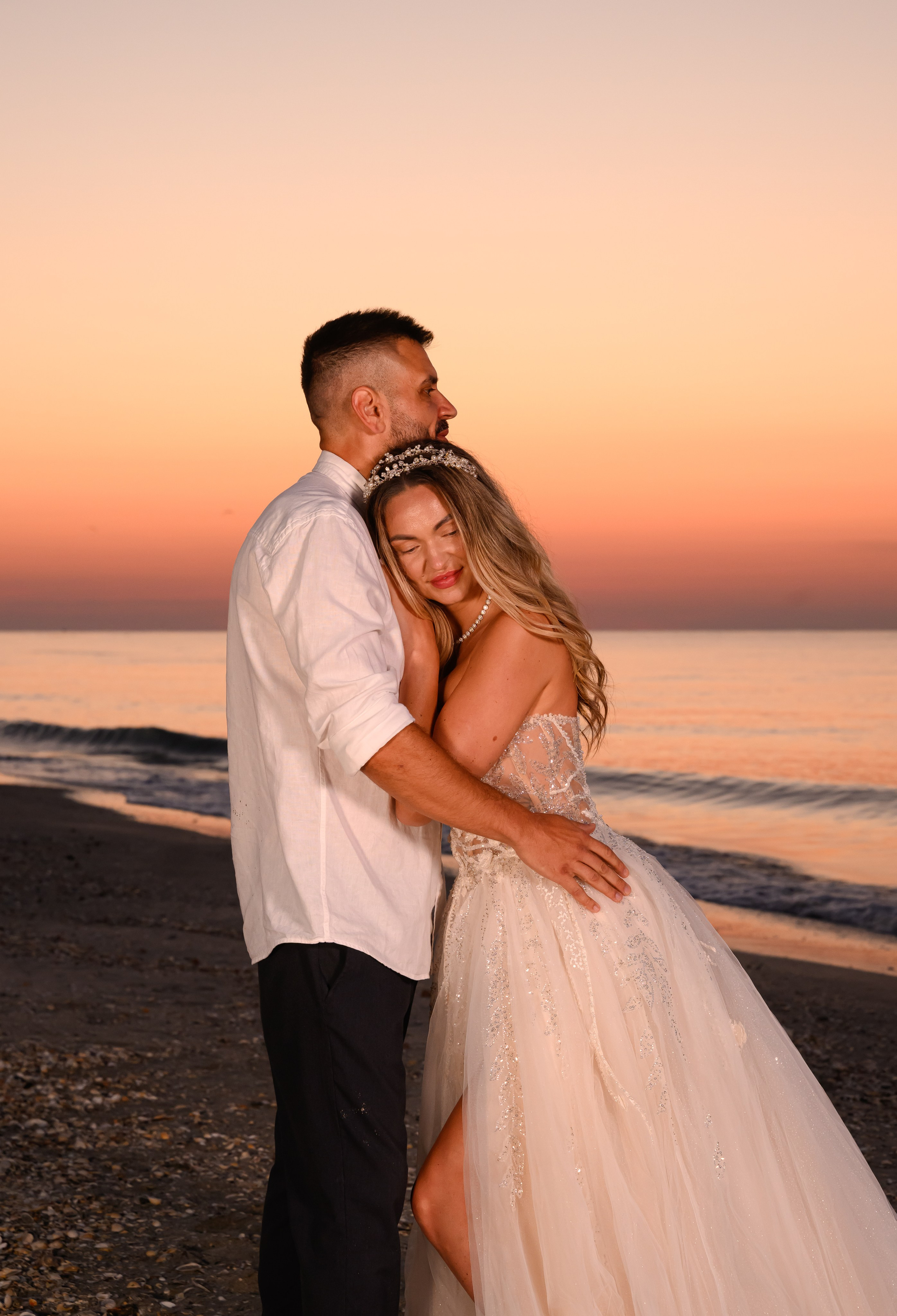 Trash the Dress | Sunrise. Hand for photos