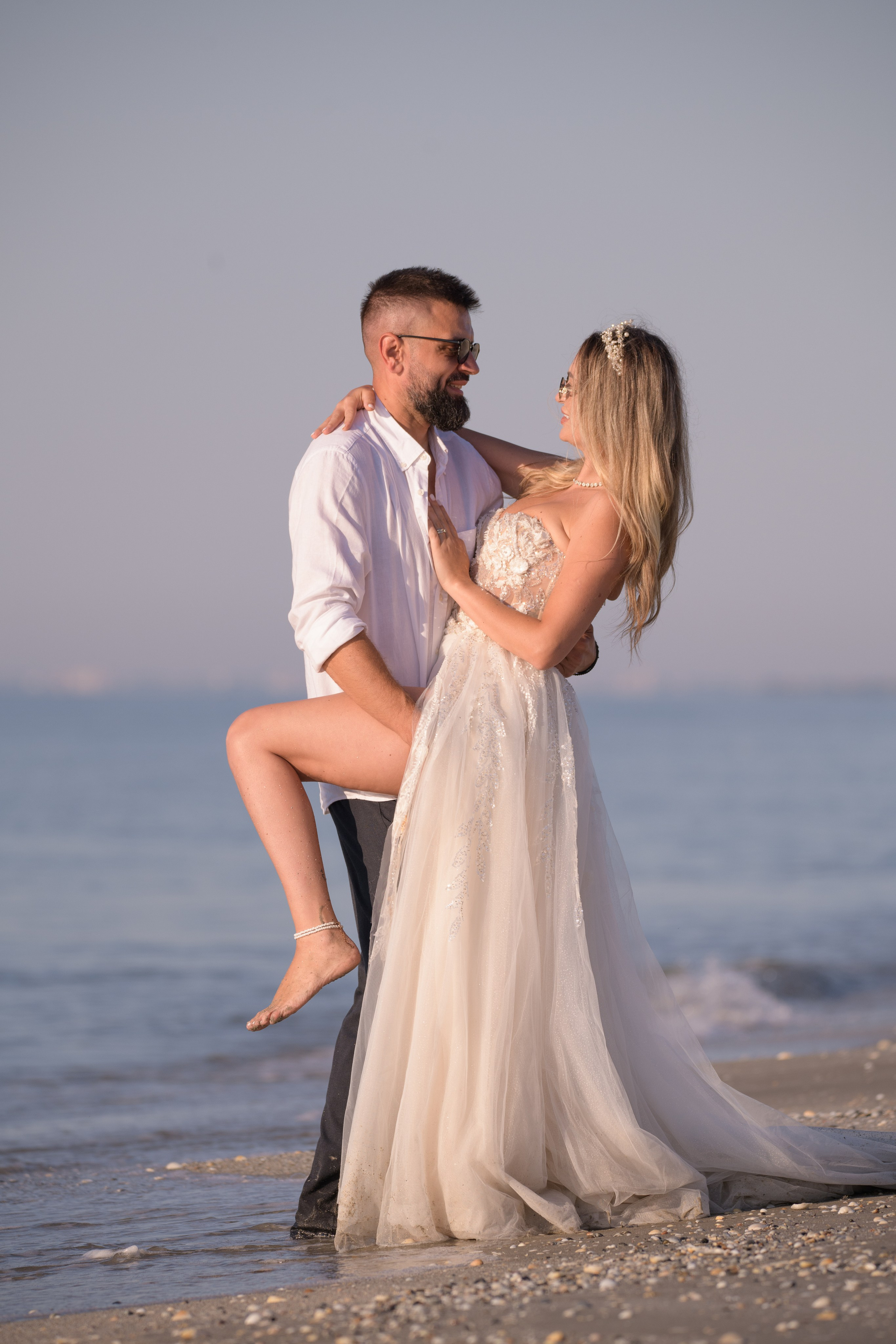 Trash the Dress | Sunrise. Hand for photos