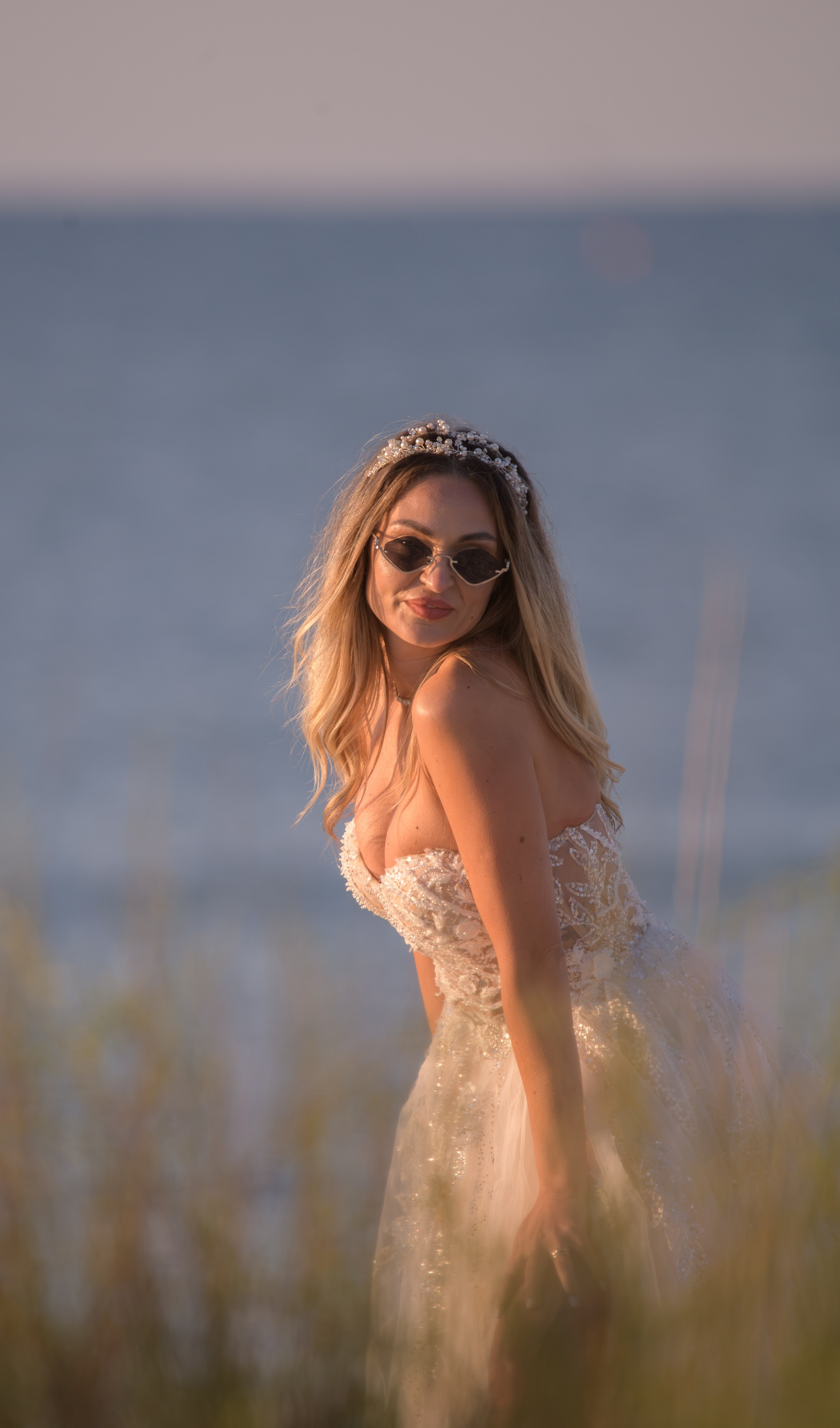 Trash the Dress | Sunrise. Hand for photos