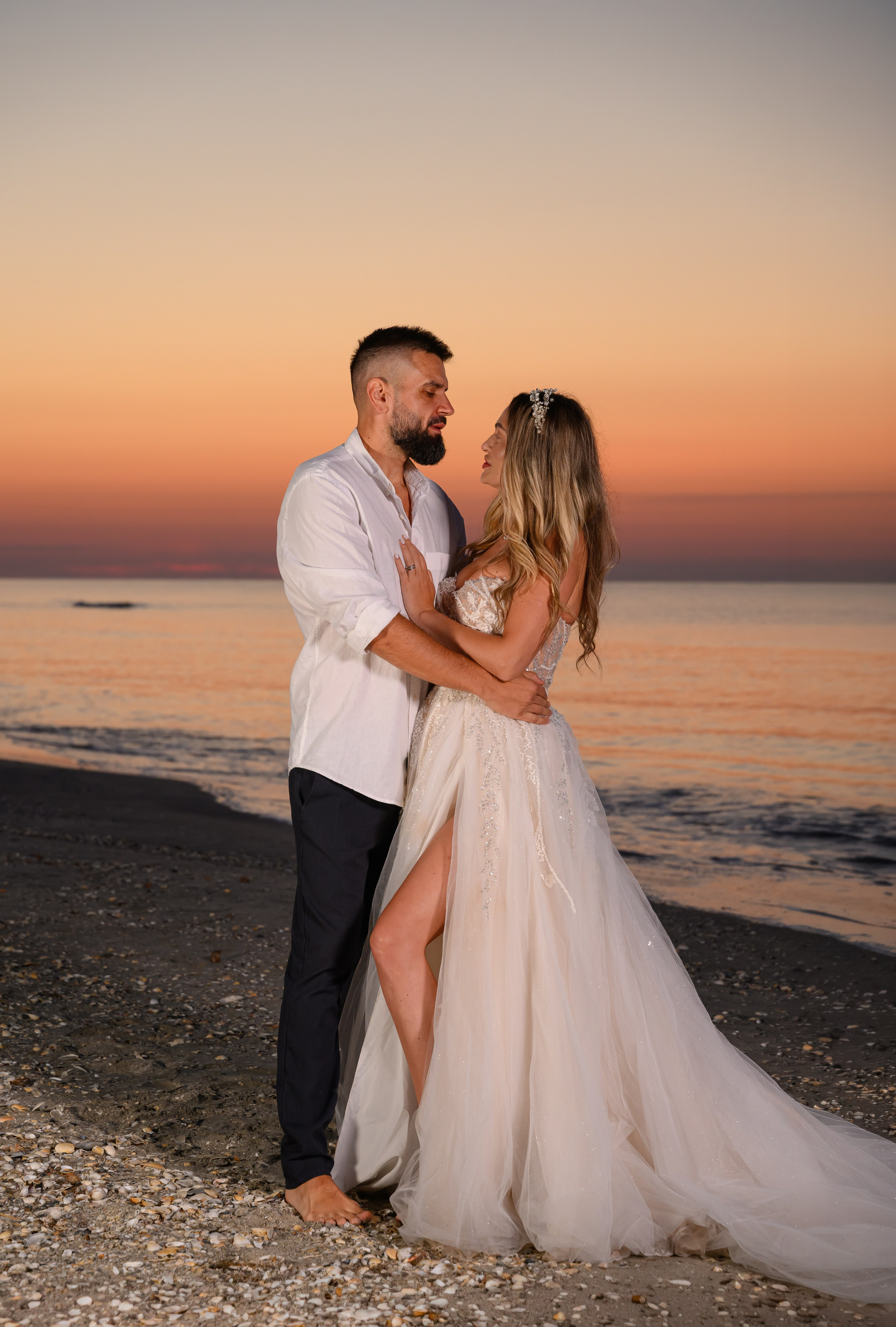 Trash the Dress | Sunrise. Hand for photos