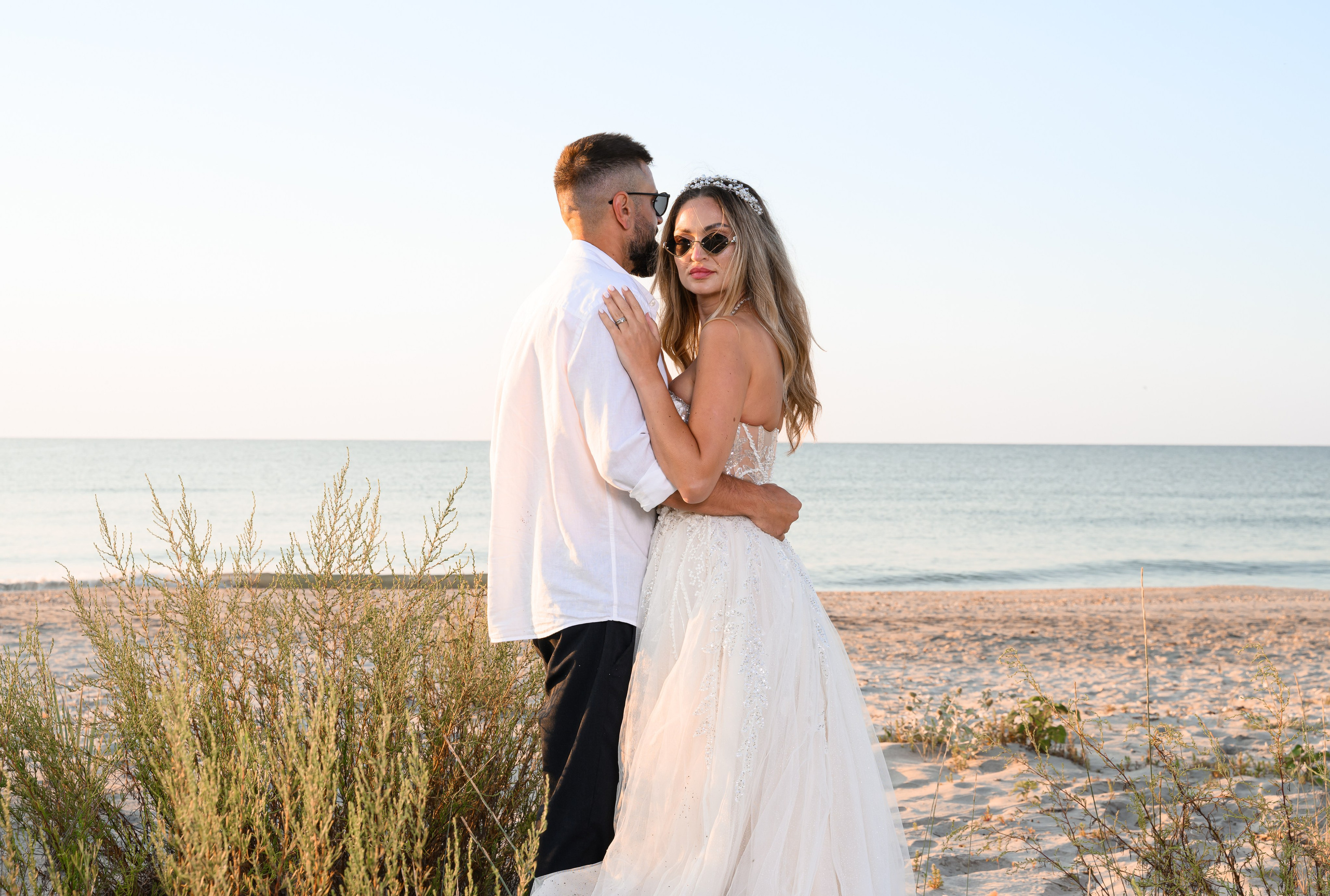 Trash the Dress | Sunrise. Hand for photos