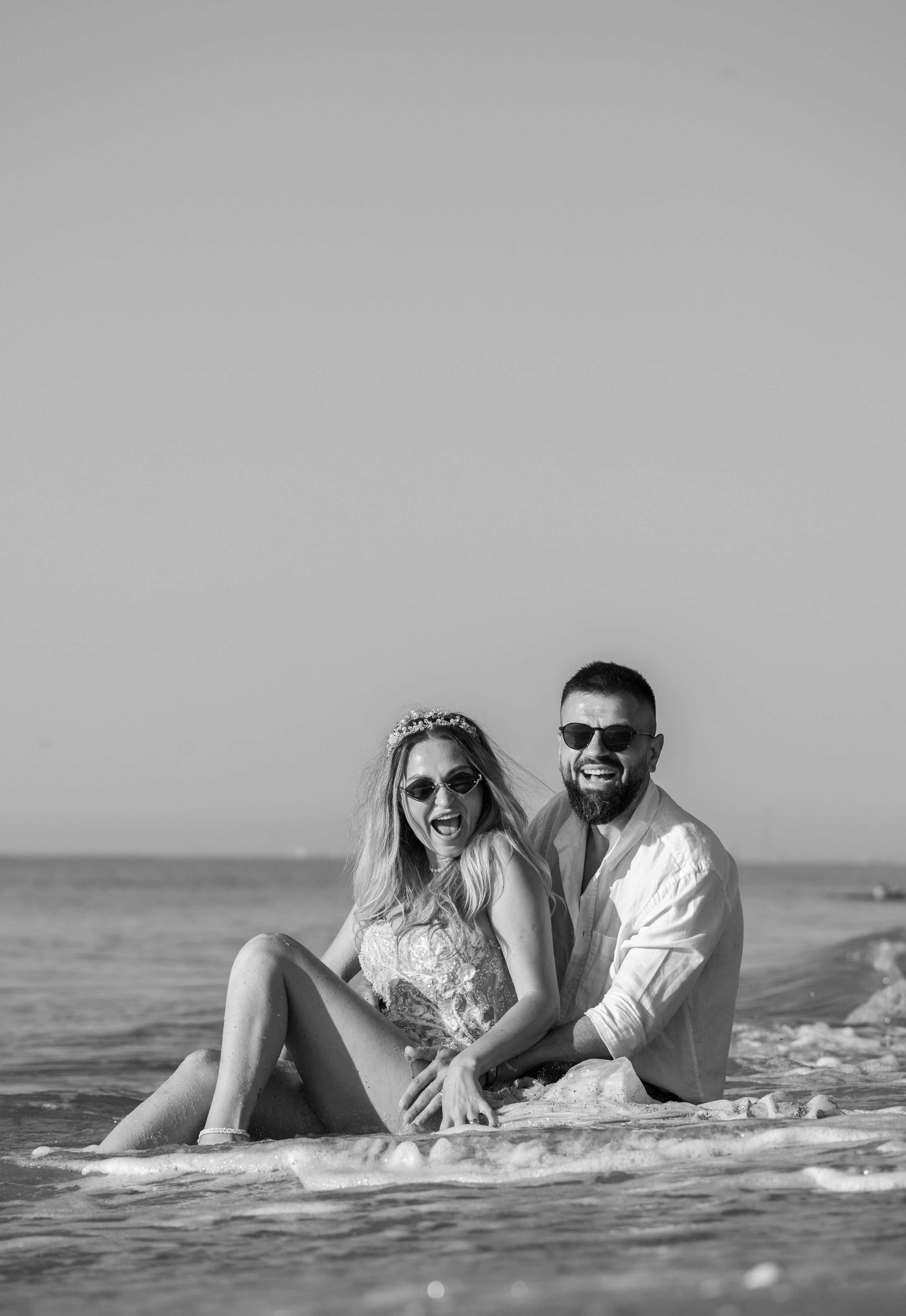 Trash the Dress | Sunrise. Hand for photos