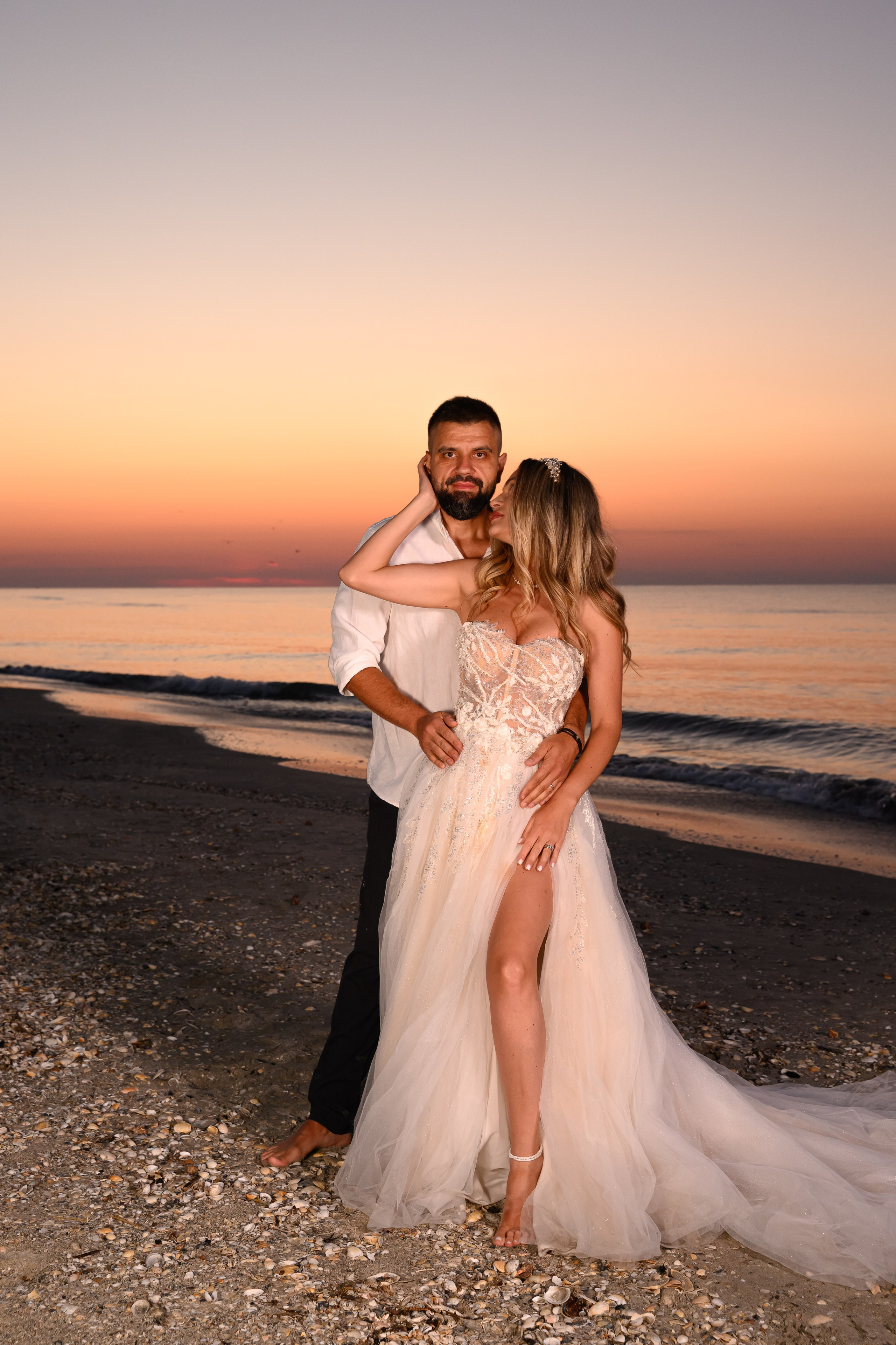 Trash the Dress | Sunrise. Hand for photos