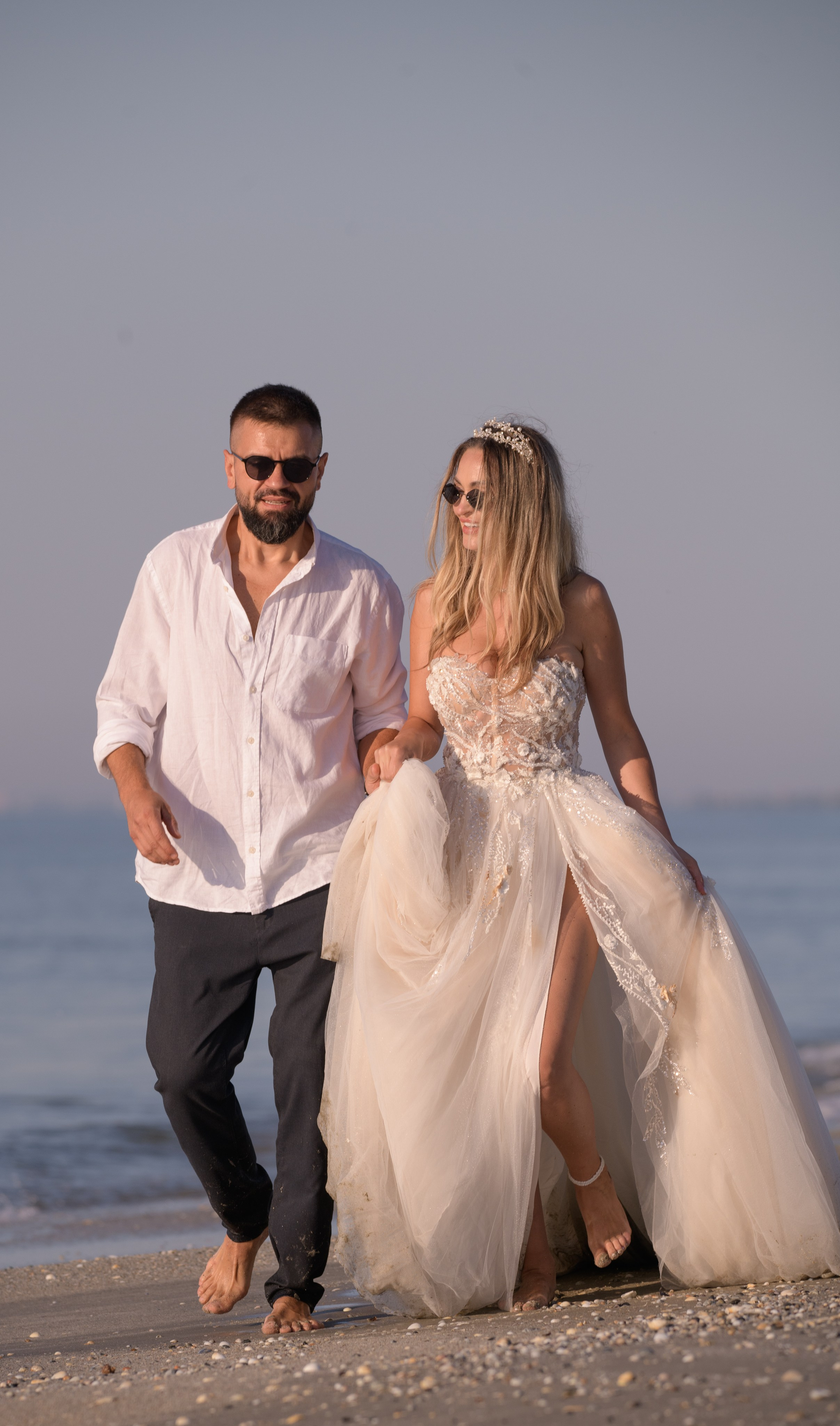 Trash the Dress | Sunrise. Hand for photos