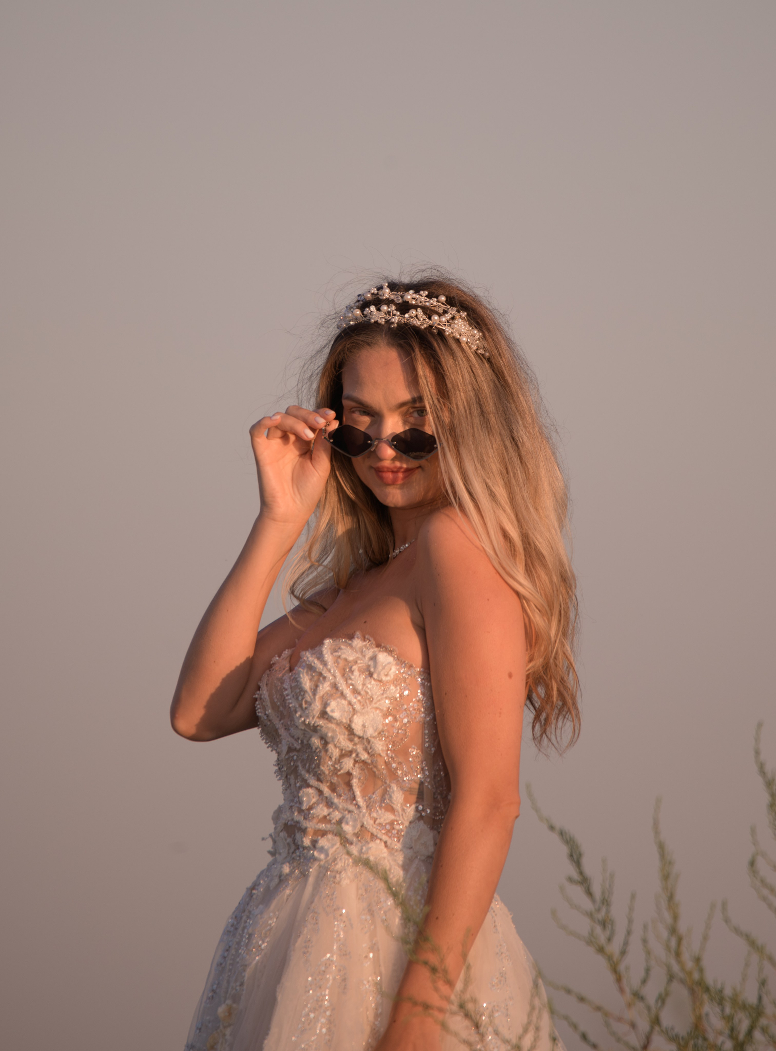 Trash the Dress | Sunrise. Hand for photos