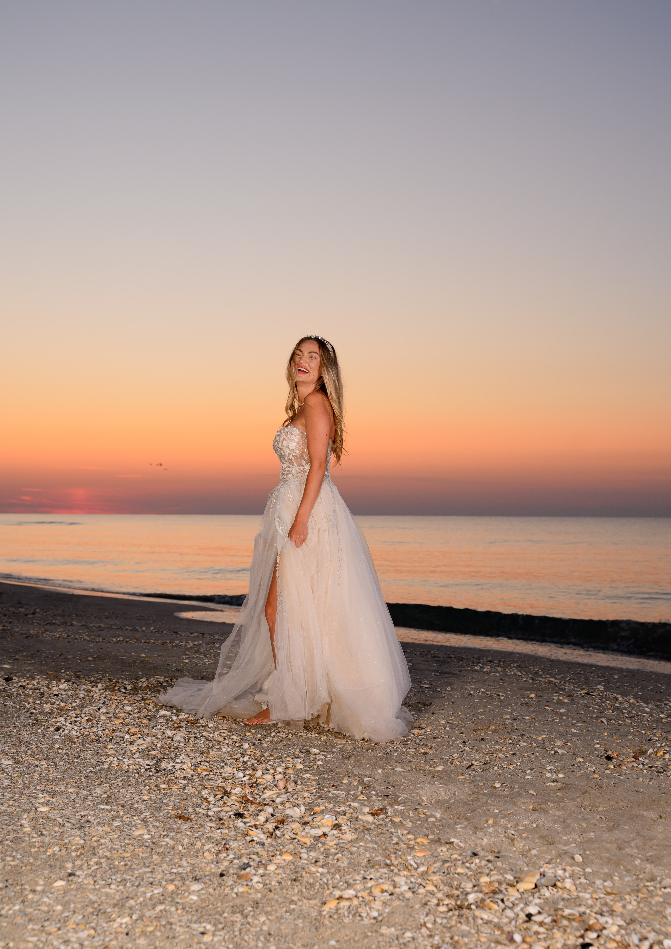 Trash the Dress | Sunrise. Hand for photos