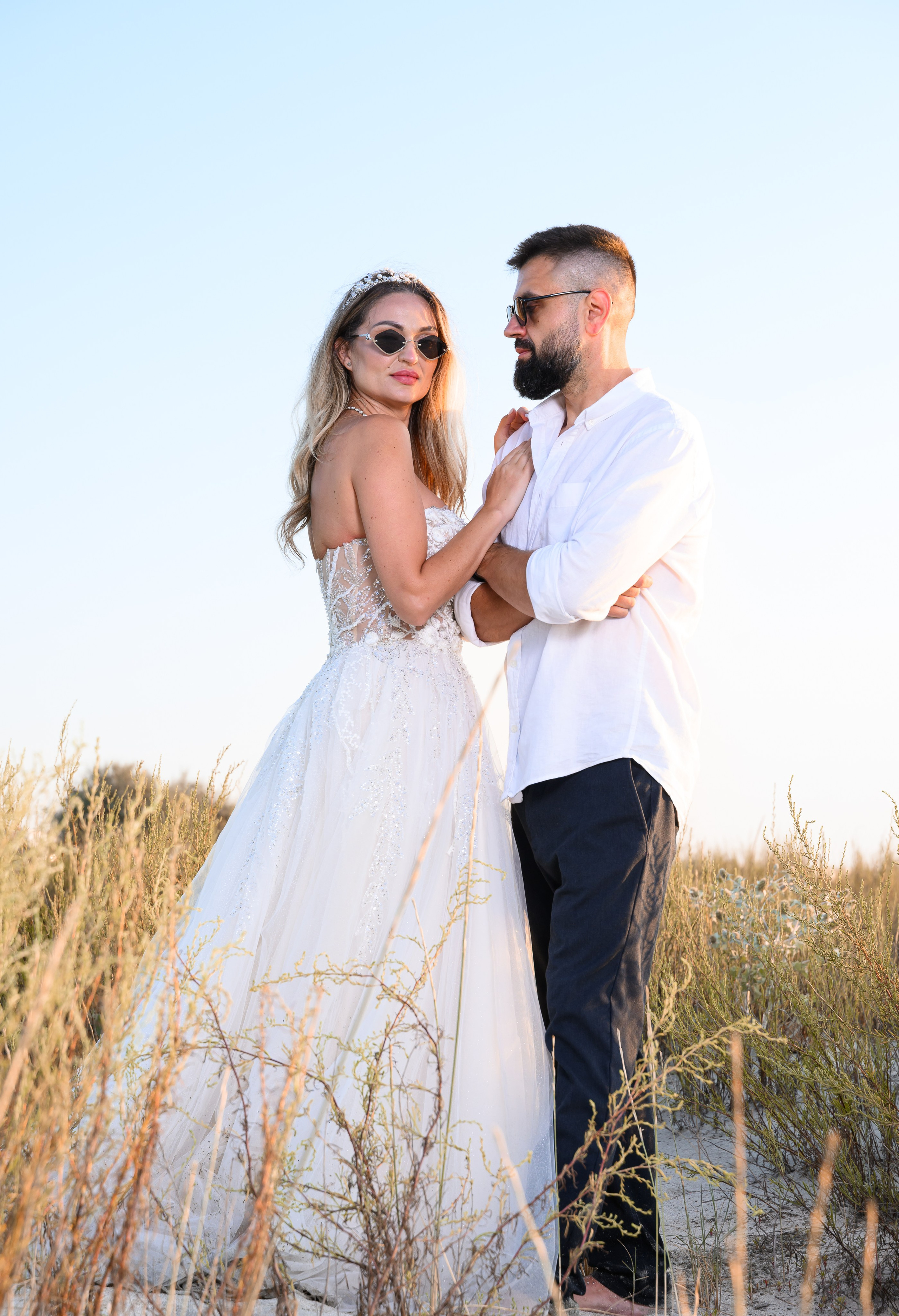 Trash the Dress | Sunrise. Hand for photos
