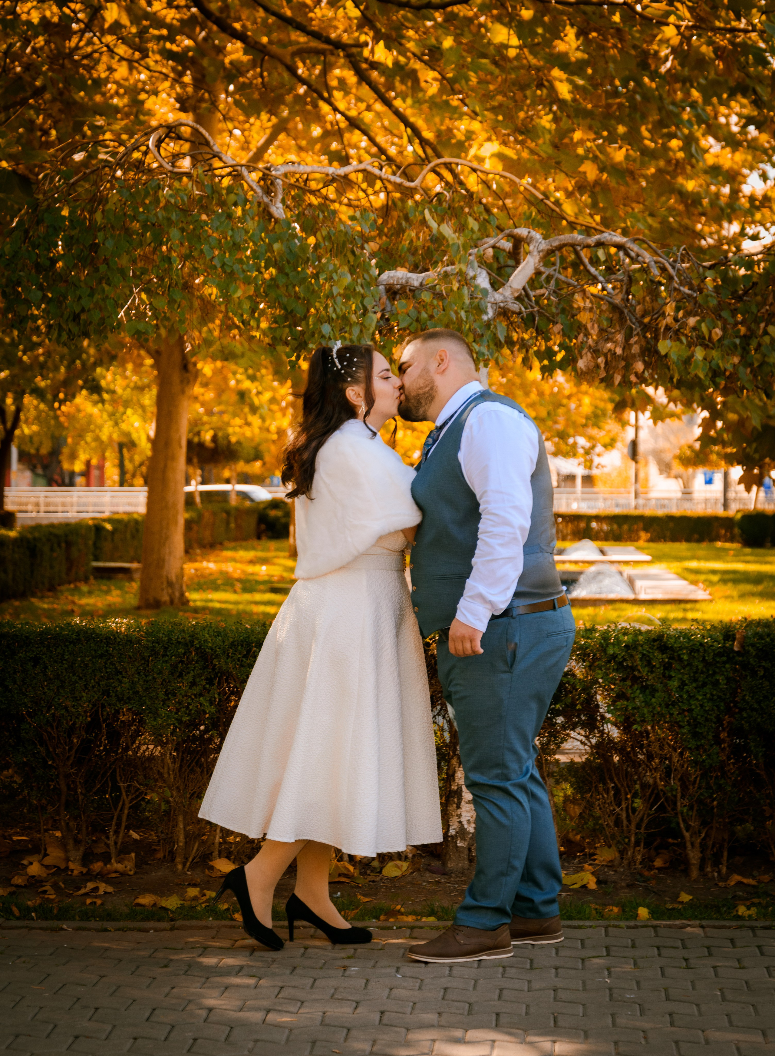 Civil Ceremony Florin — Alexandra. Hand for photos