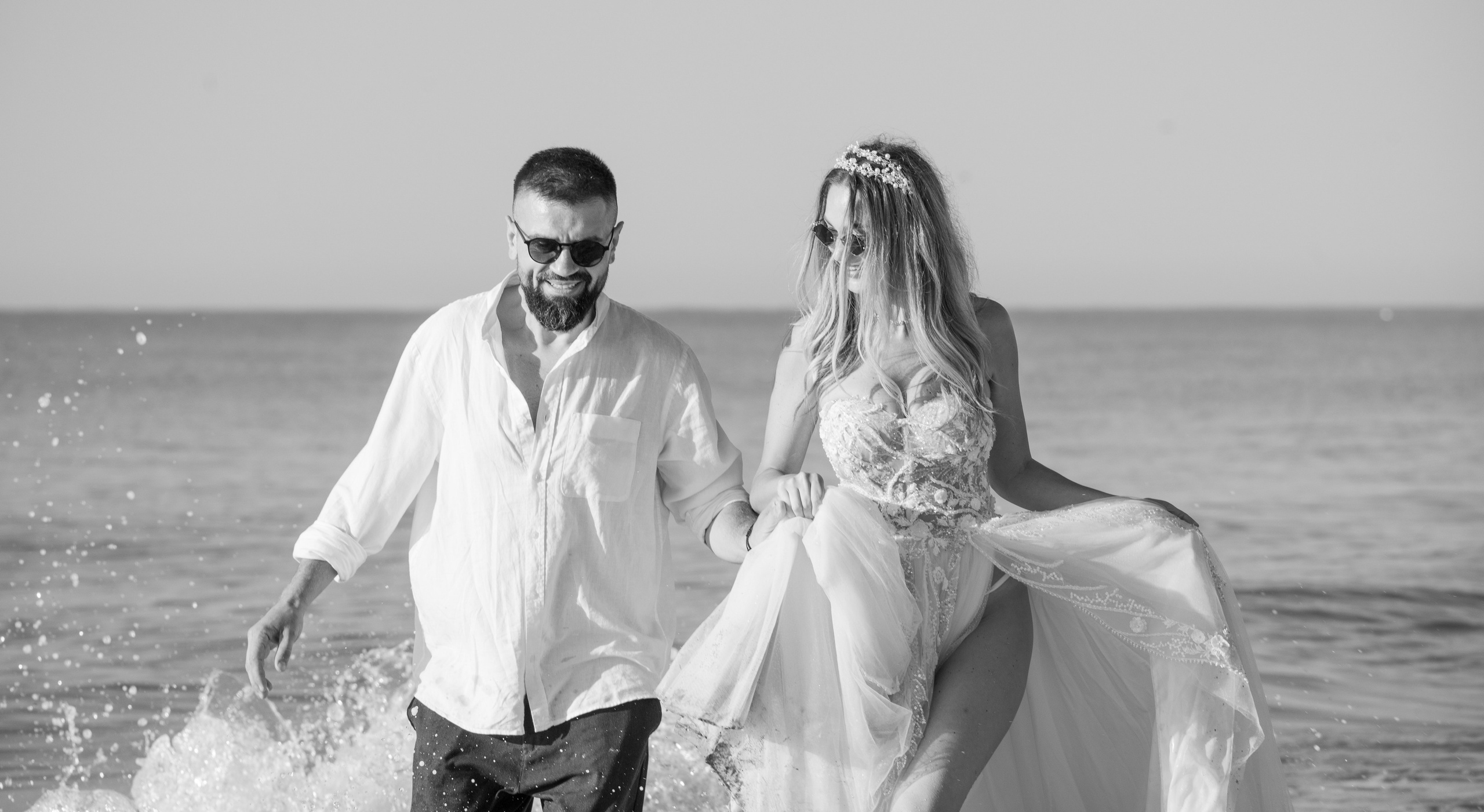Trash the Dress | Sunrise. Hand for photos