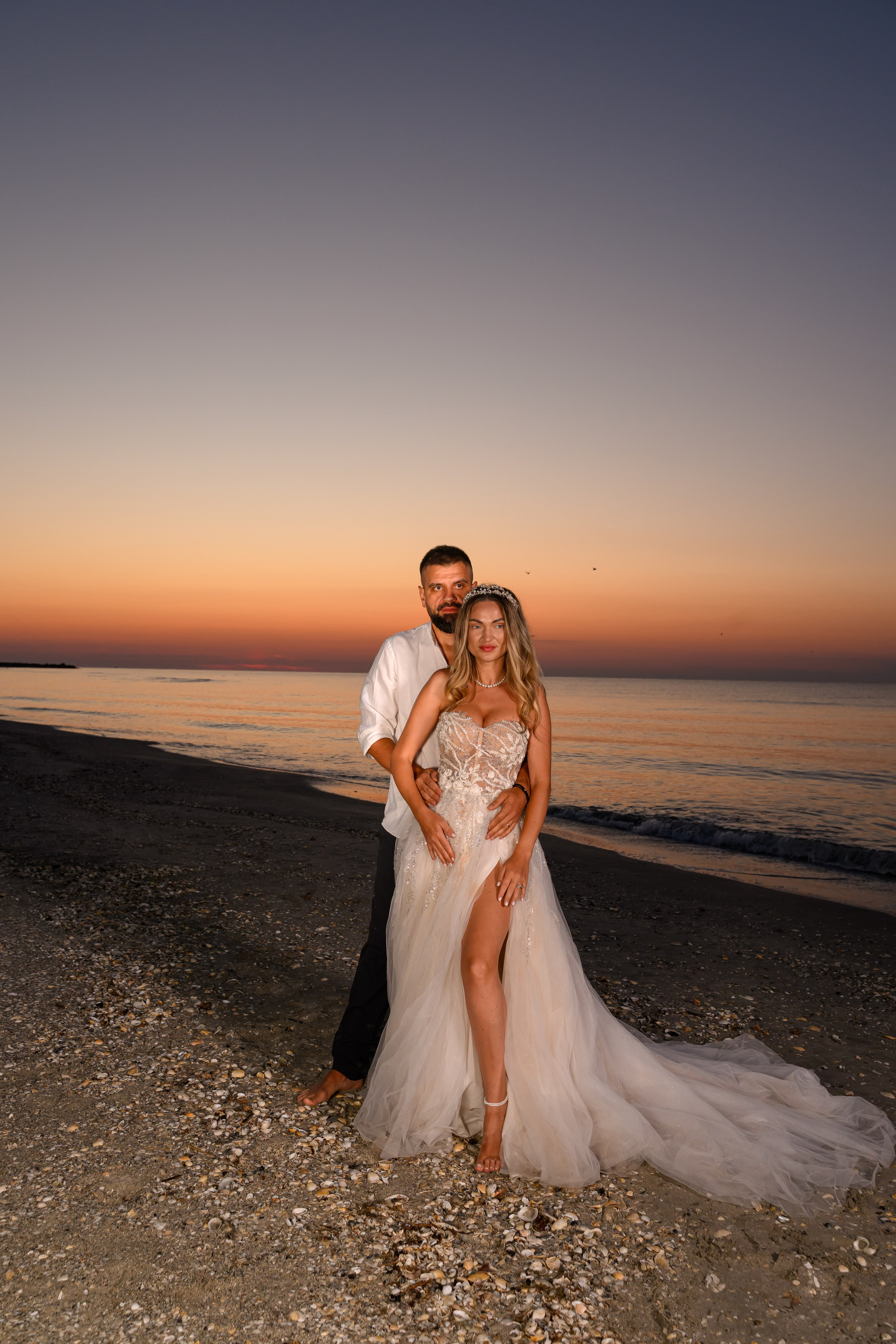 Trash the Dress | Sunrise. Hand for photos