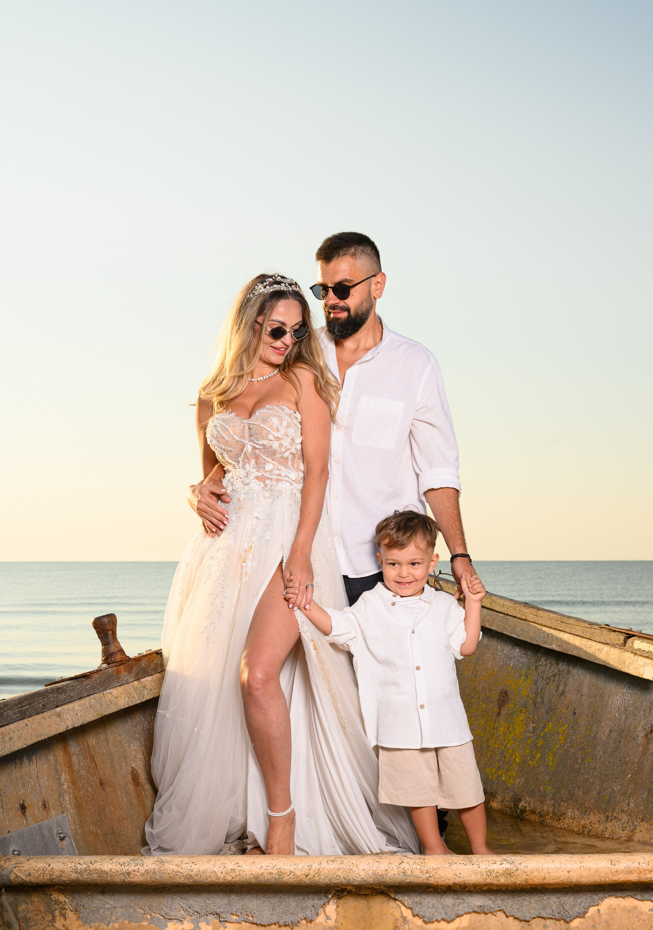 Trash the Dress | Sunrise. Hand for photos