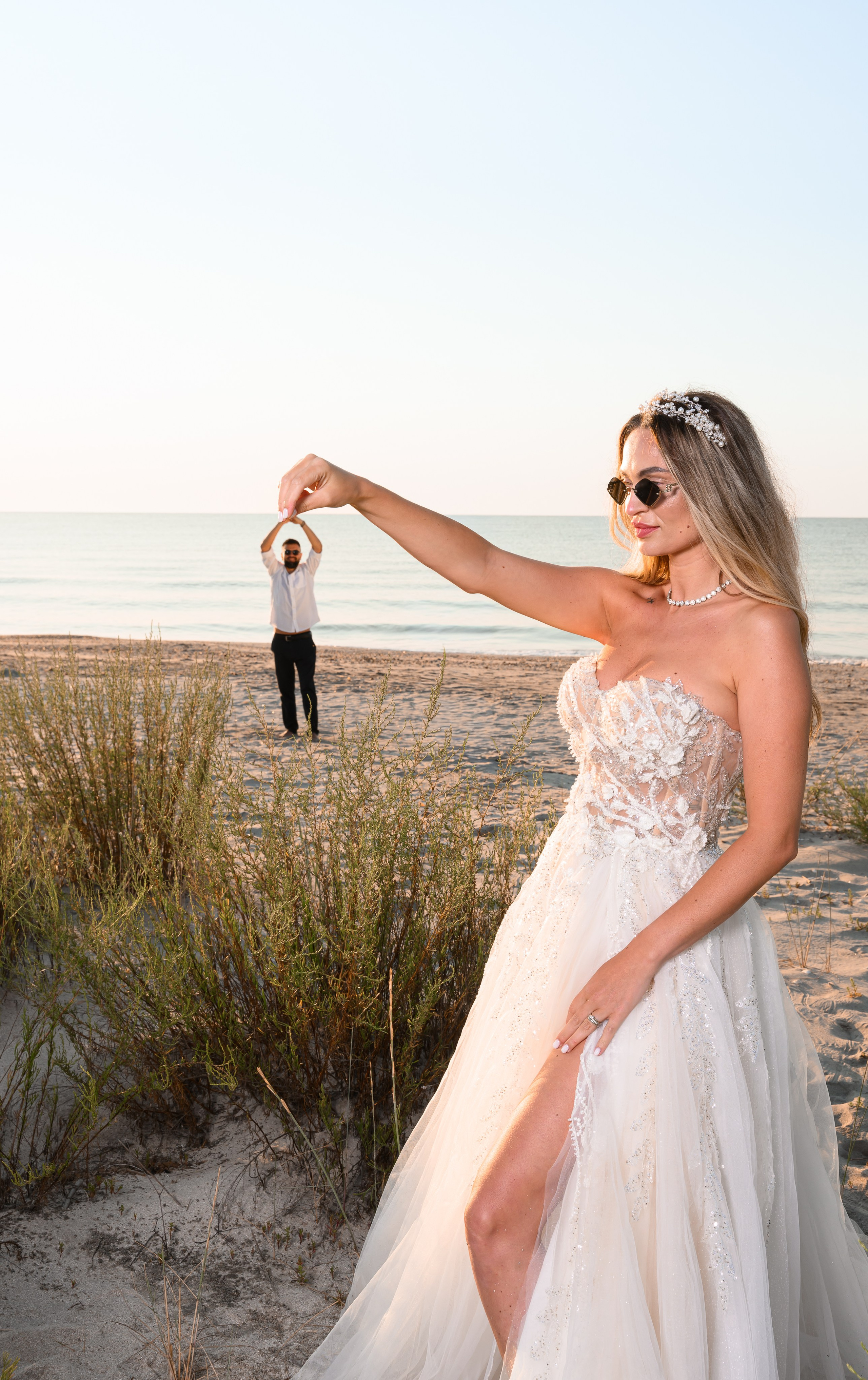 Trash the Dress | Sunrise. Hand for photos