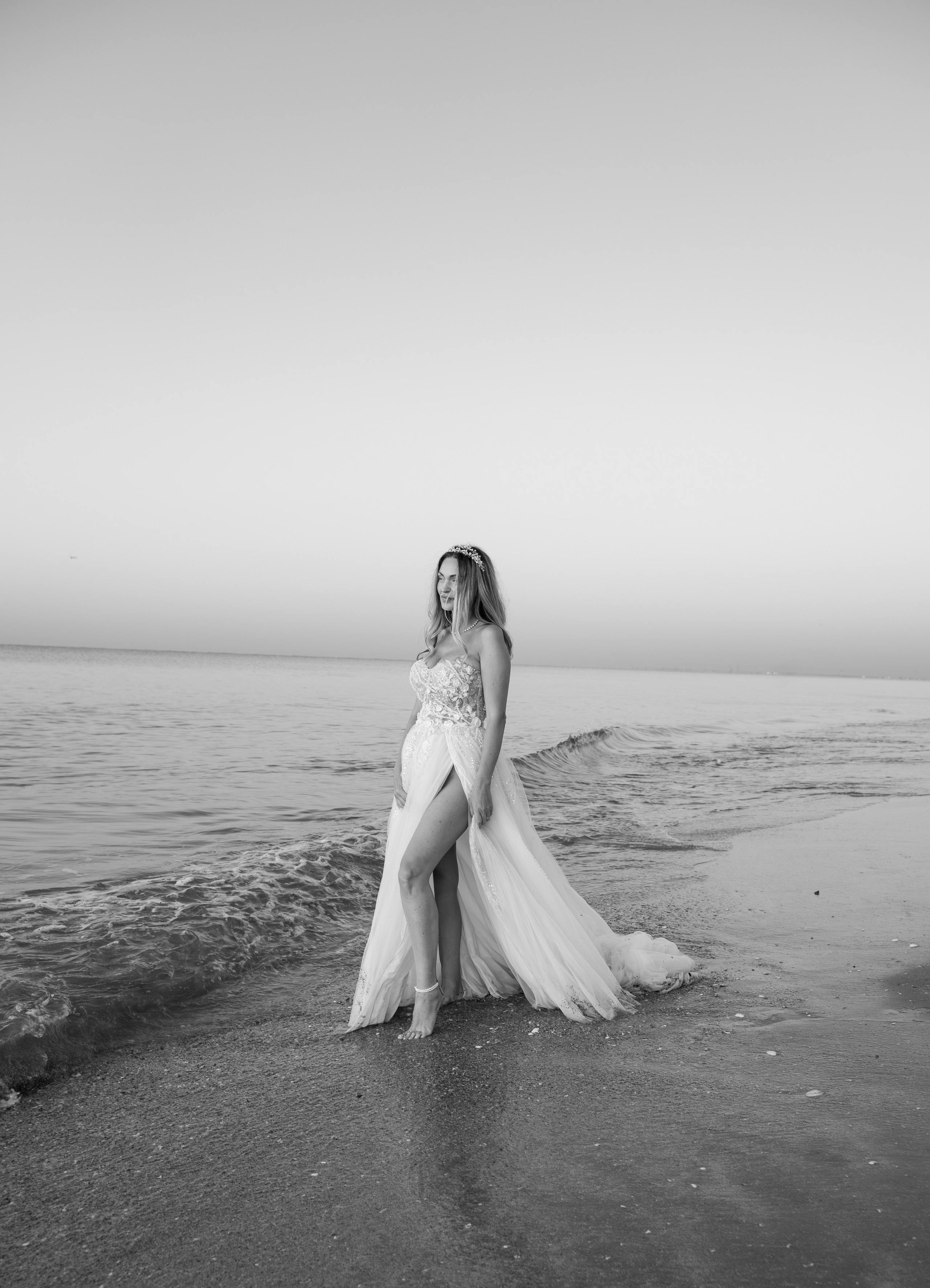 Trash the Dress | Sunrise. Hand for photos