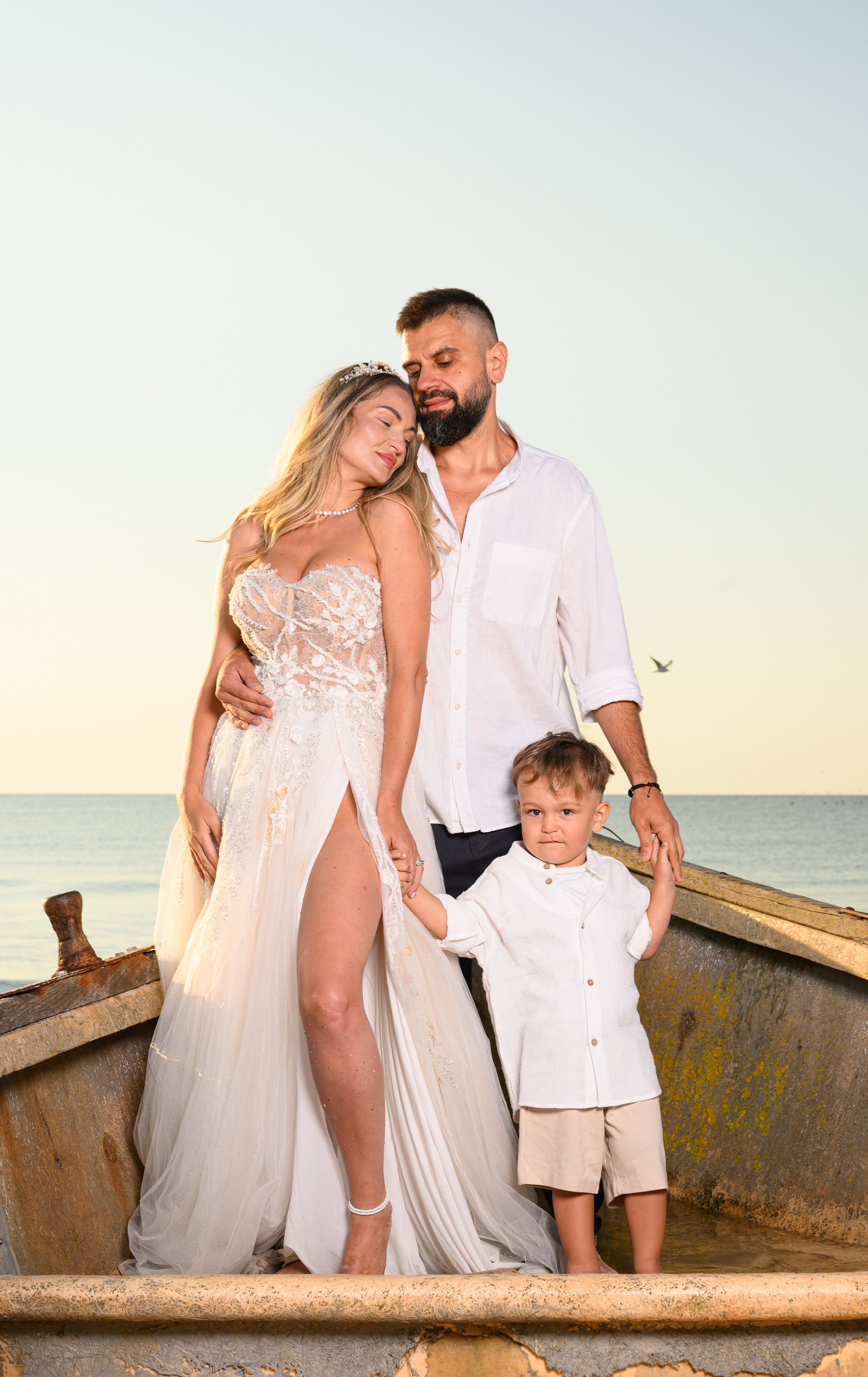 Trash the Dress | Sunrise. Hand for photos