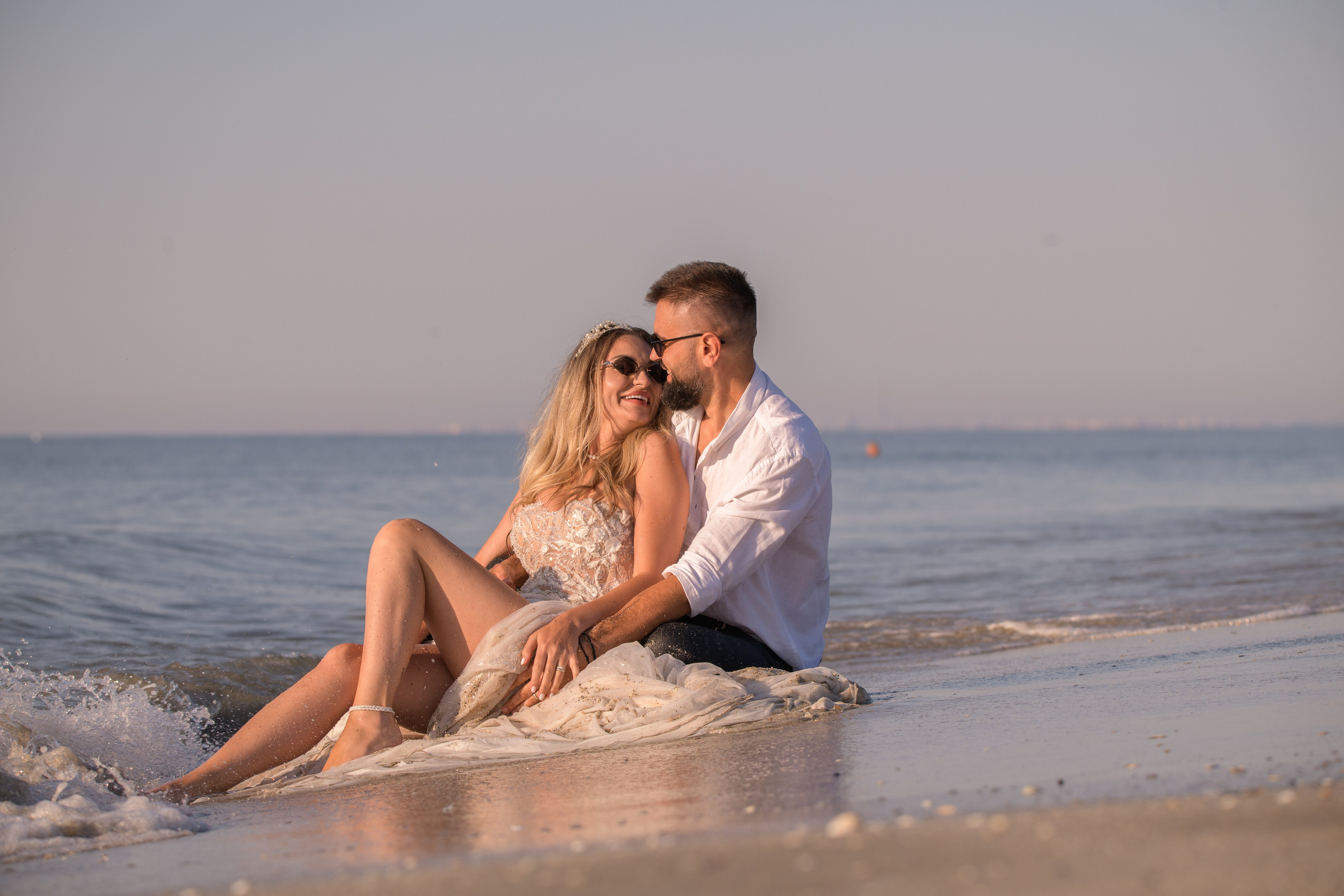 Trash the Dress | Sunrise. Hand for photos