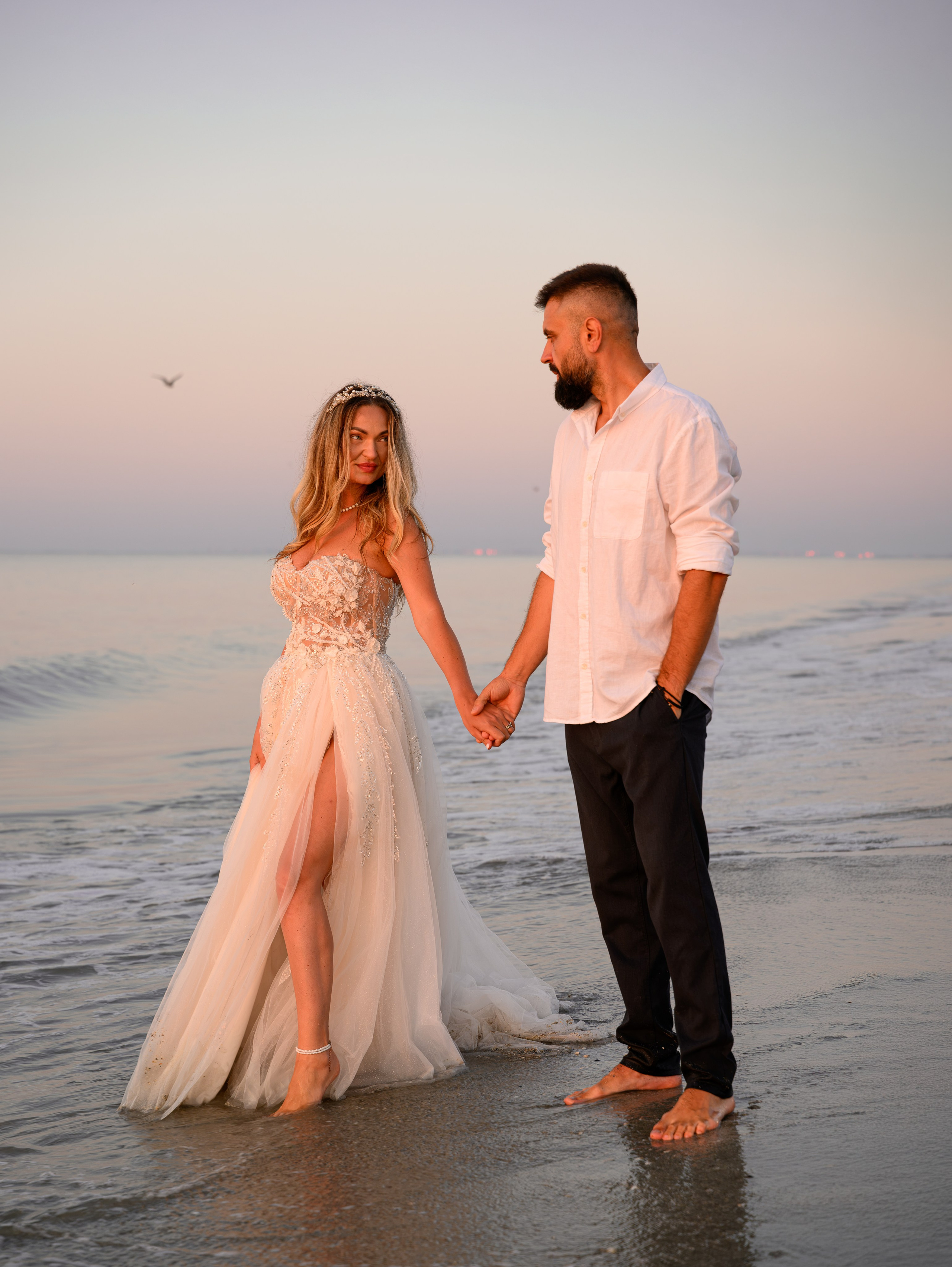 Trash the Dress | Sunrise. Hand for photos