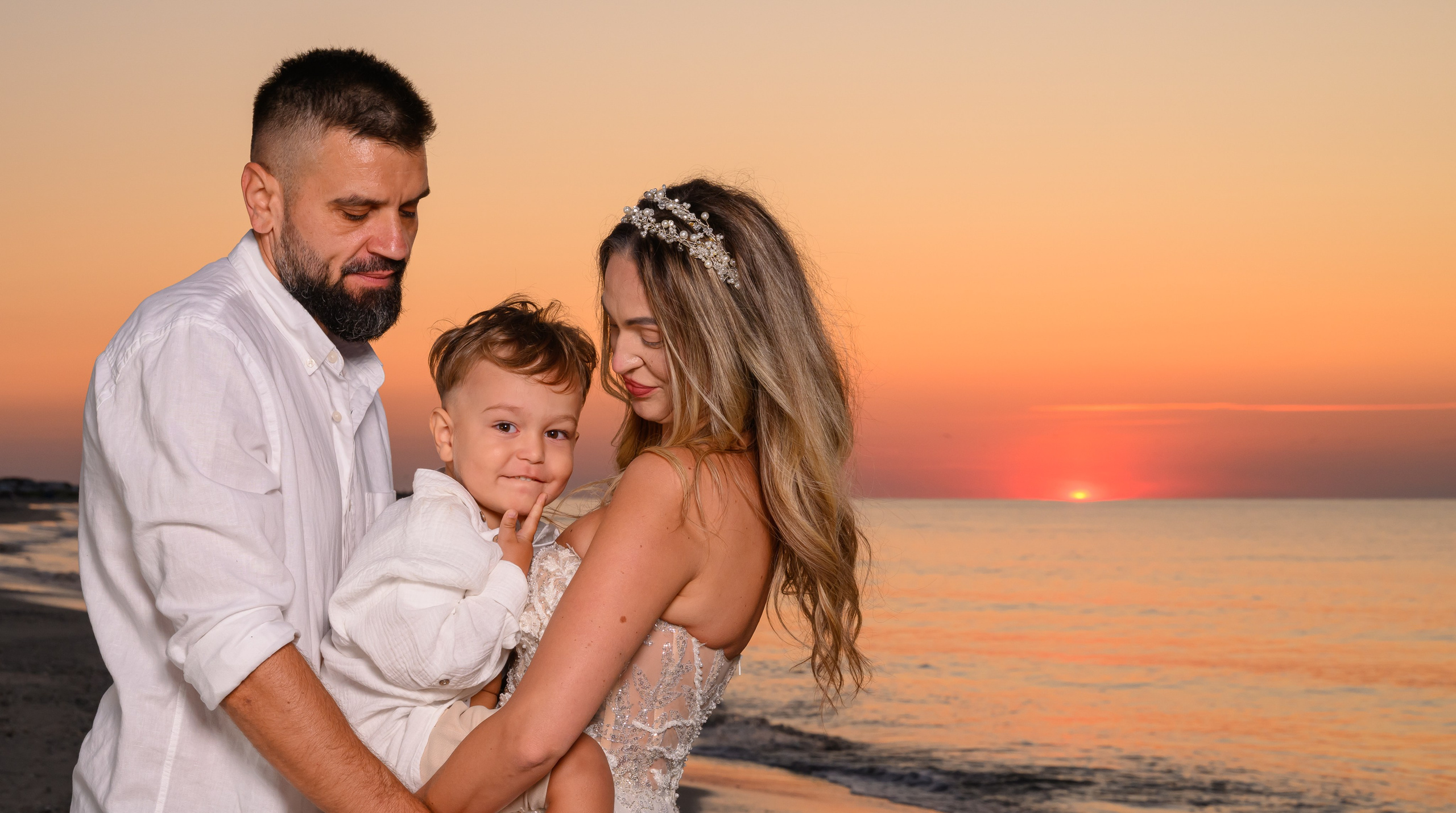Trash the Dress | Sunrise. Hand for photos