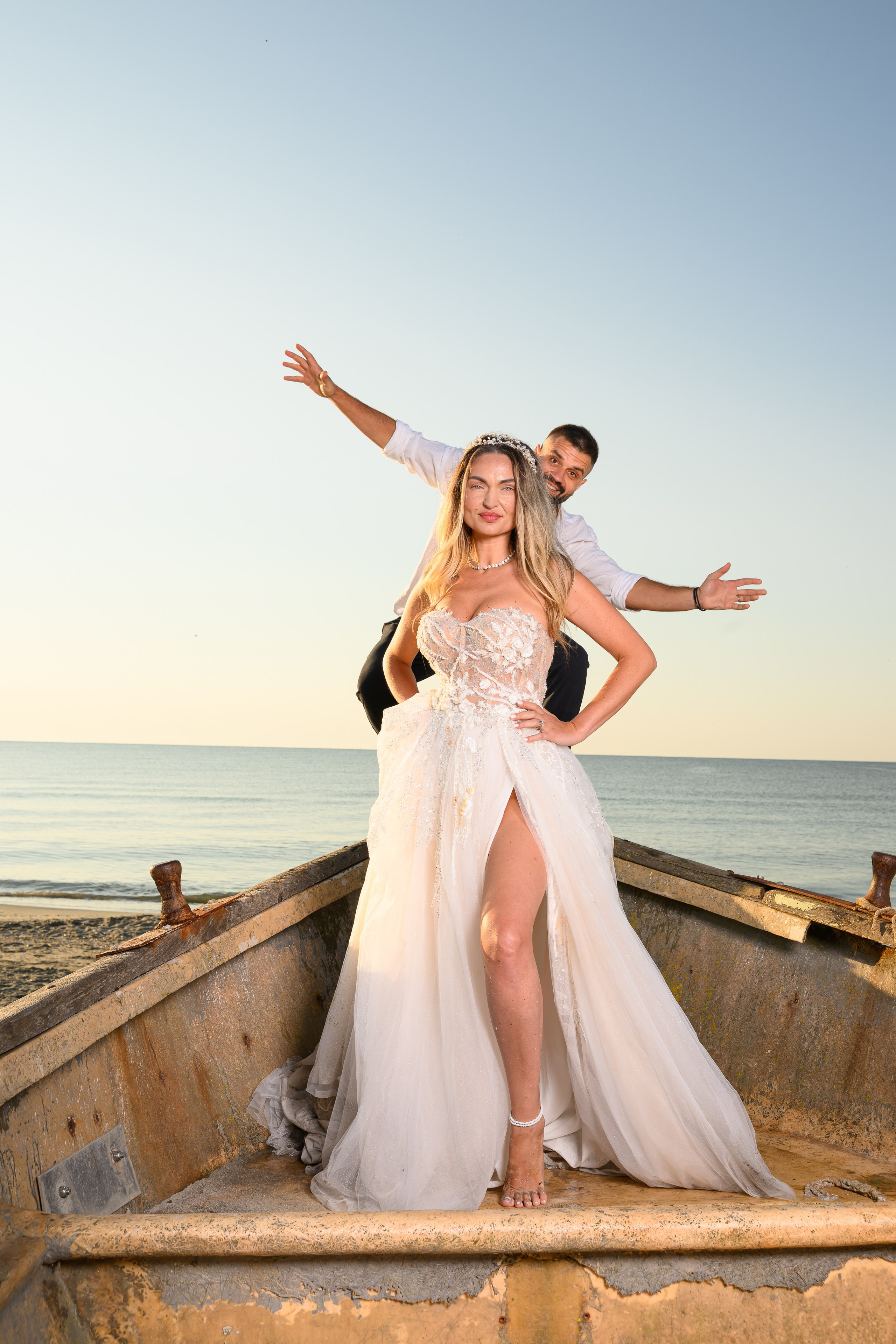 Trash the Dress | Sunrise. Hand for photos