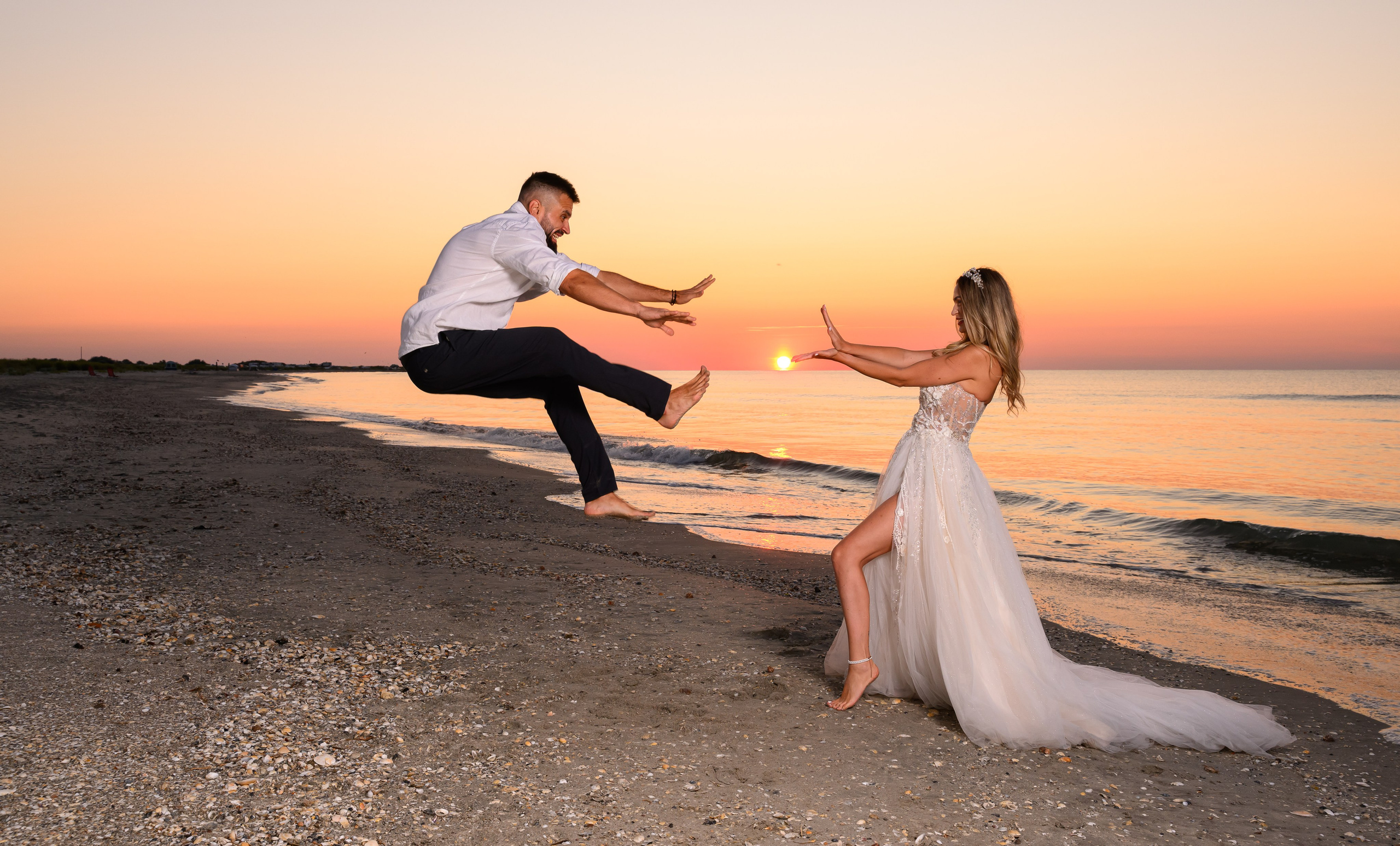 Trash the Dress | Sunrise. Hand for photos