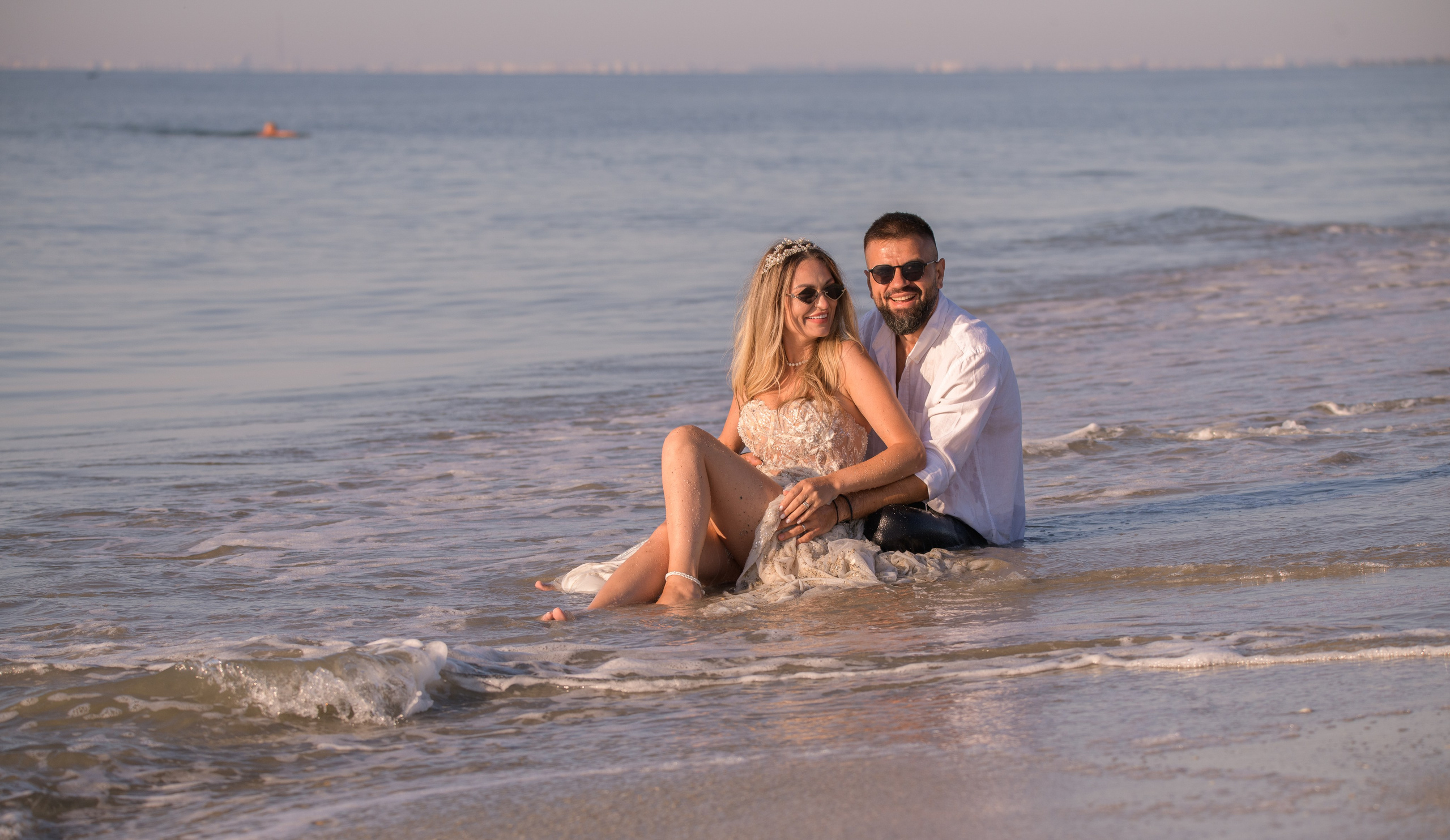 Trash the Dress | Sunrise. Hand for photos