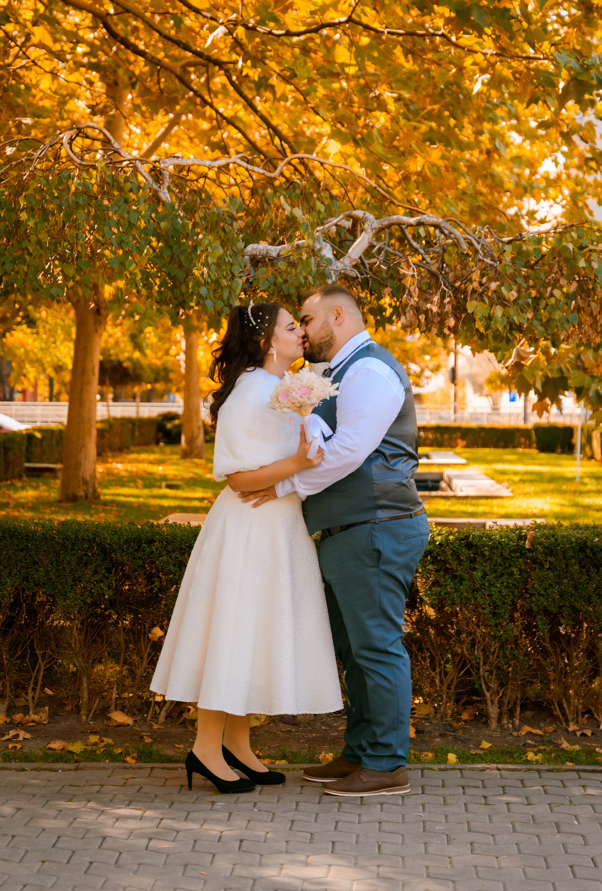 Civil Ceremony Florin — Alexandra. Hand for photos