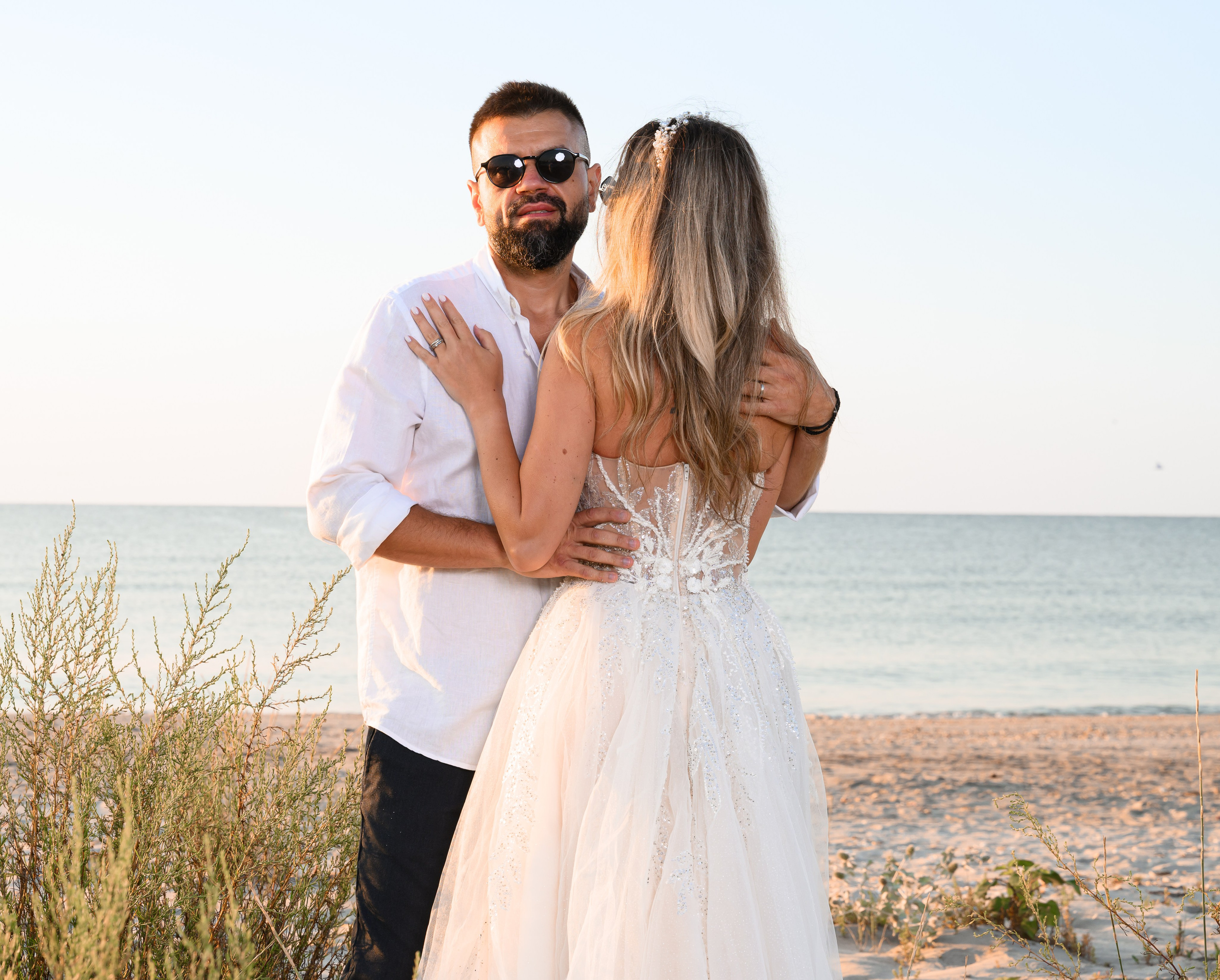 Trash the Dress | Sunrise. Hand for photos