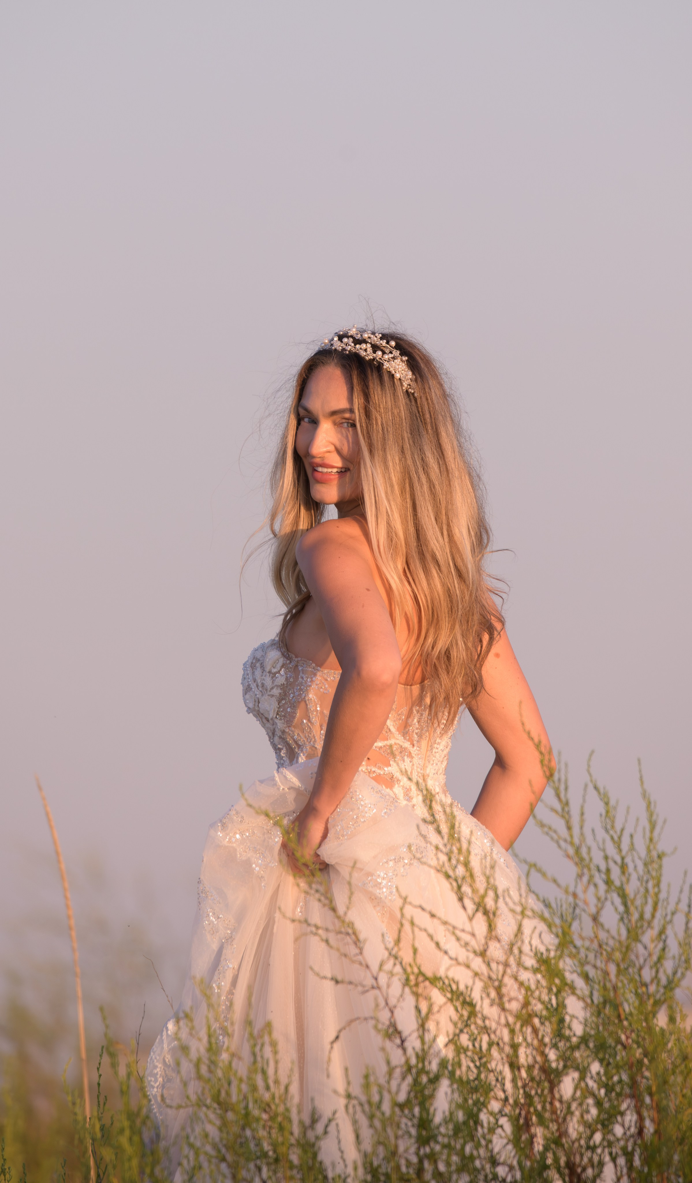 Trash the Dress | Sunrise. Hand for photos