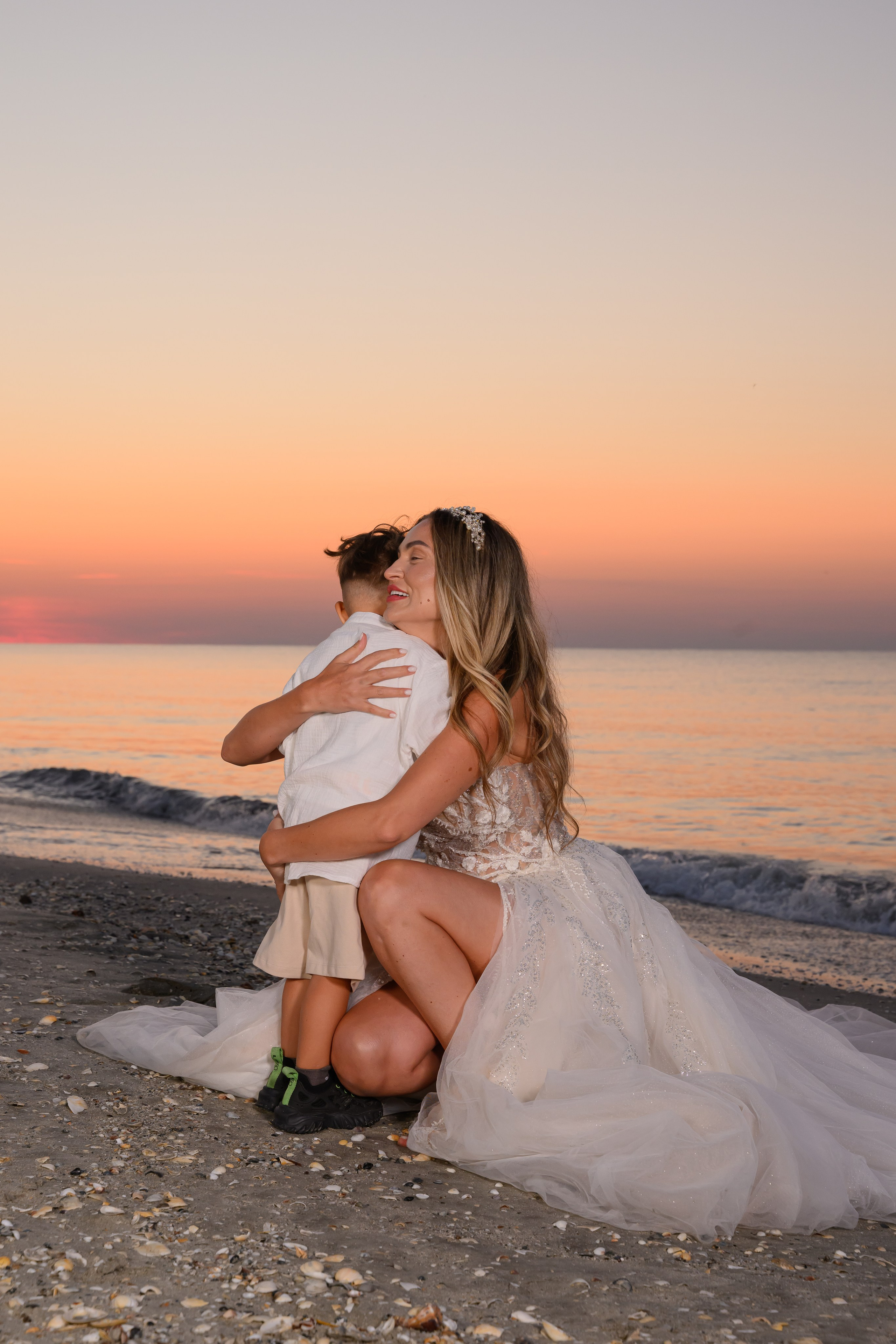 Trash the Dress | Sunrise. Hand for photos