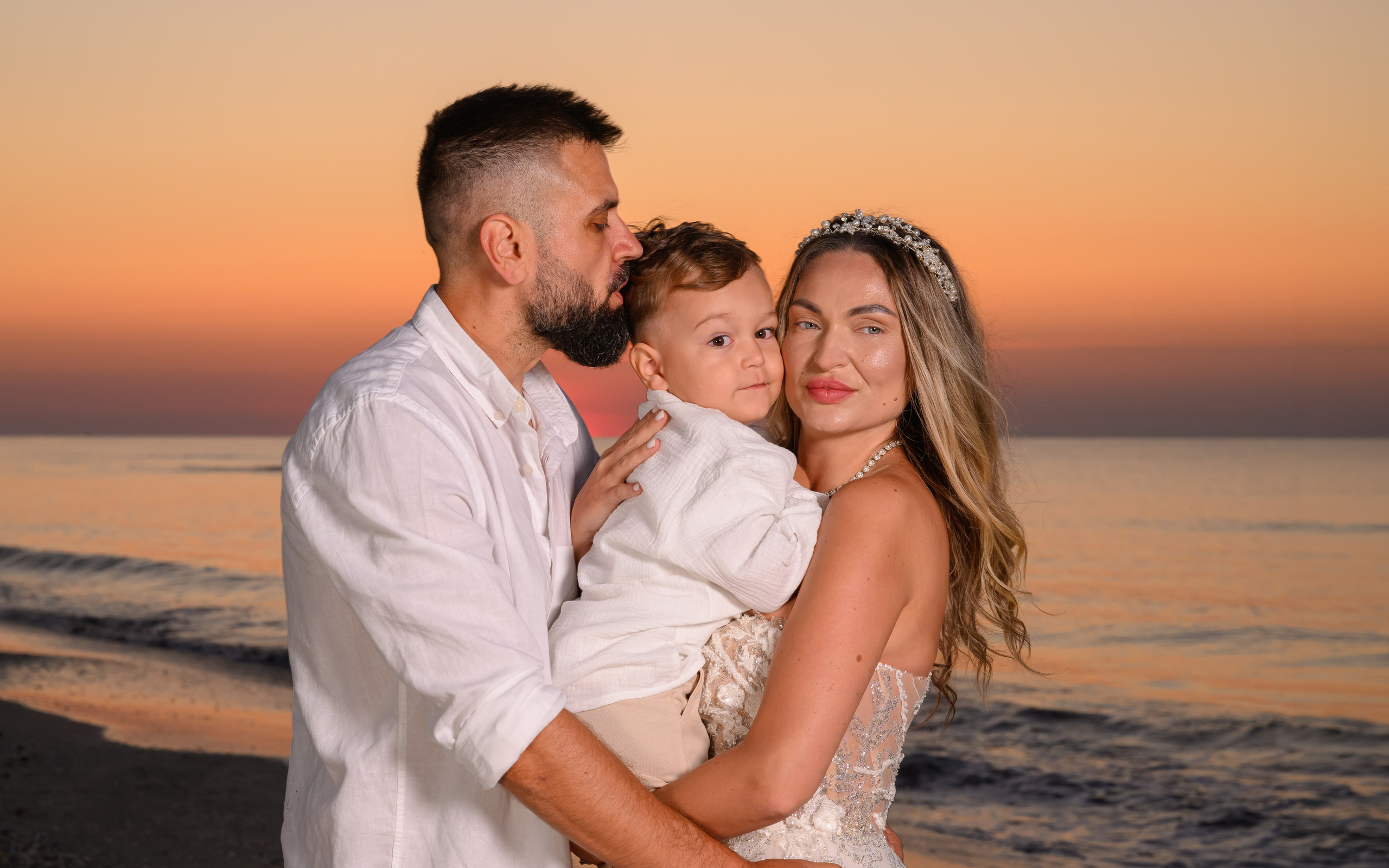 Trash the Dress | Sunrise. Hand for photos