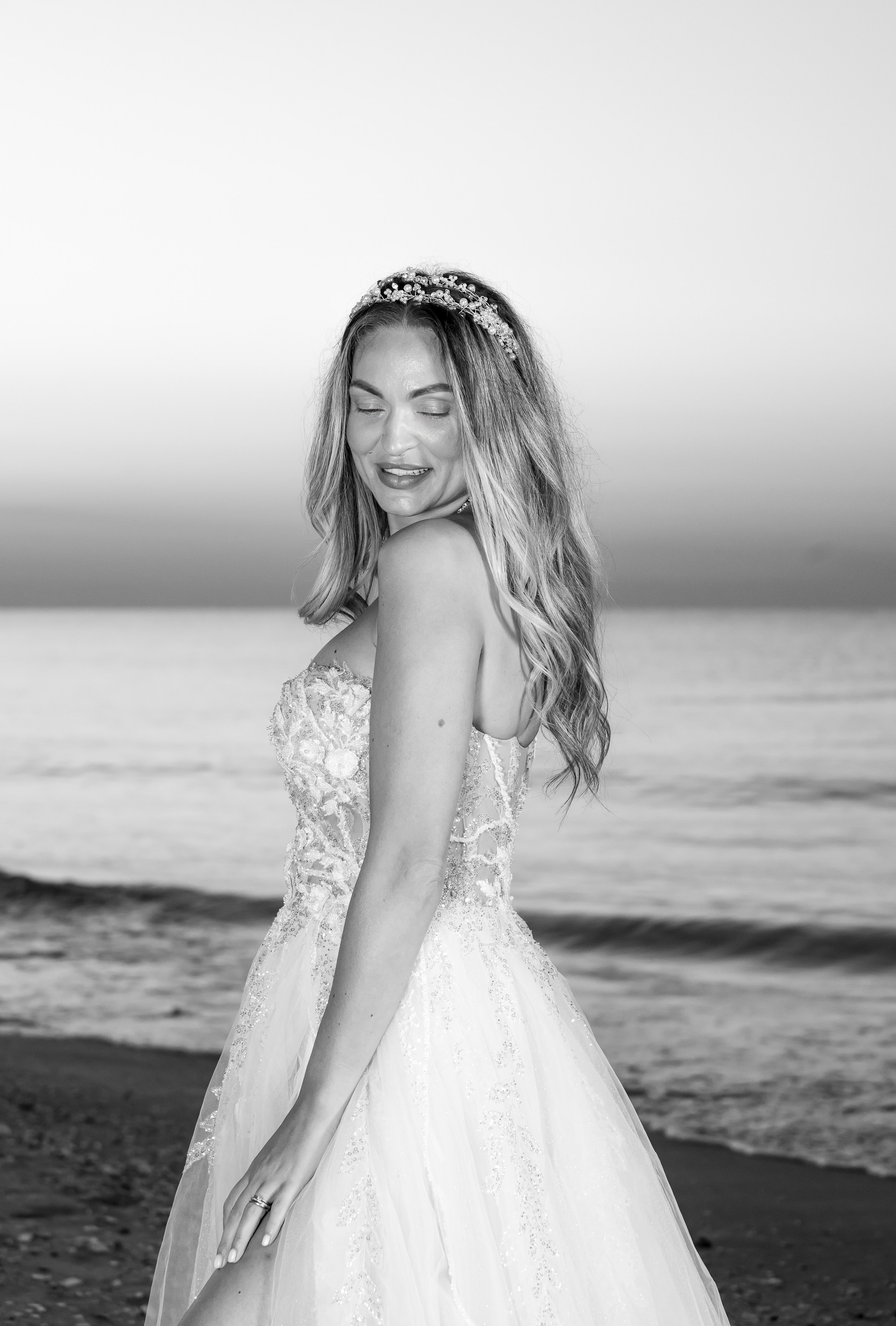 Trash the Dress | Sunrise. Hand for photos