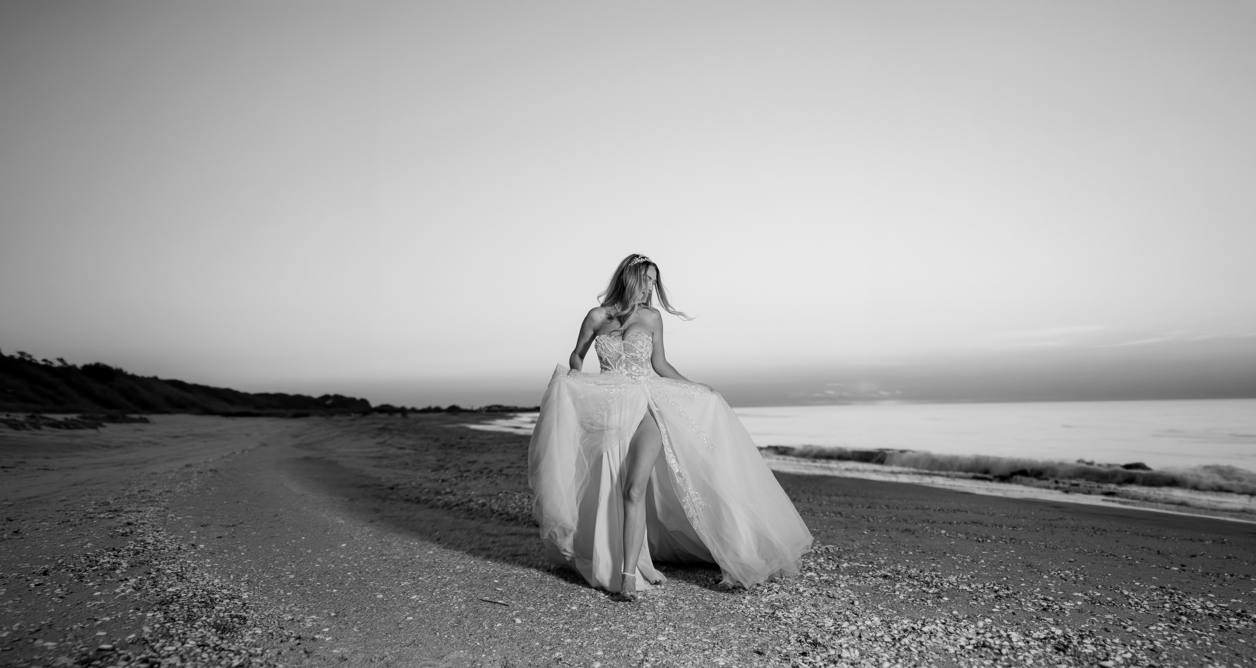 Trash the Dress | Sunrise. Hand for photos