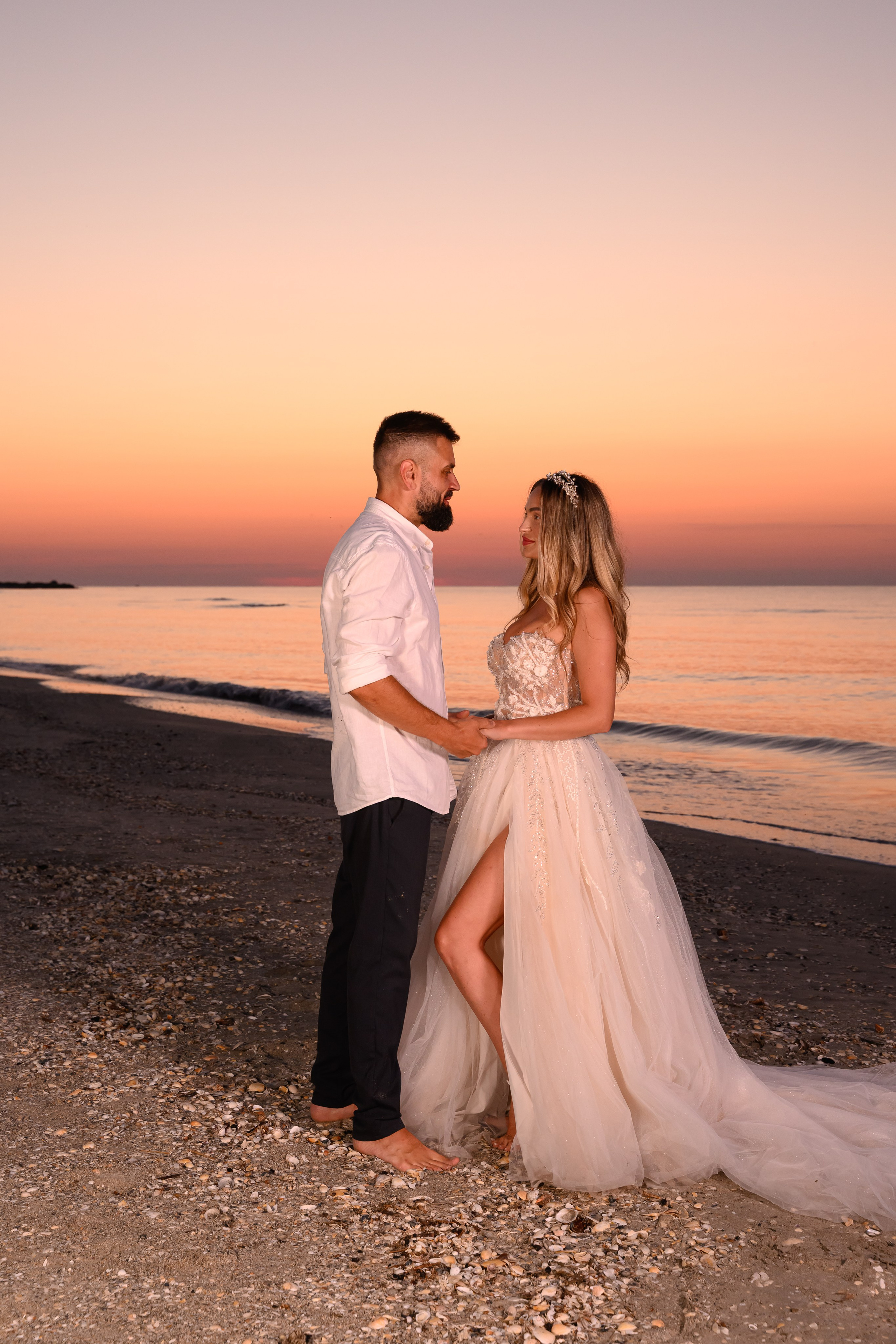 Trash the Dress | Sunrise. Hand for photos