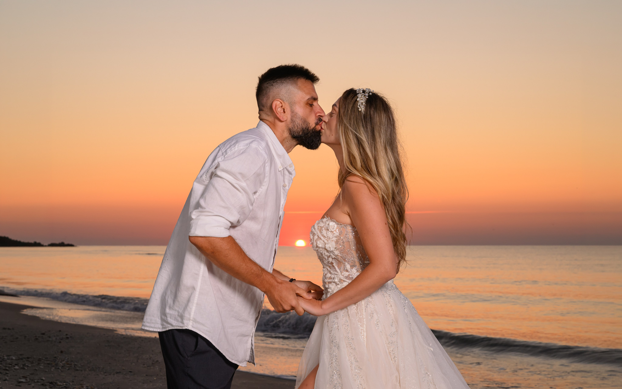 Trash the Dress | Sunrise. Hand for photos