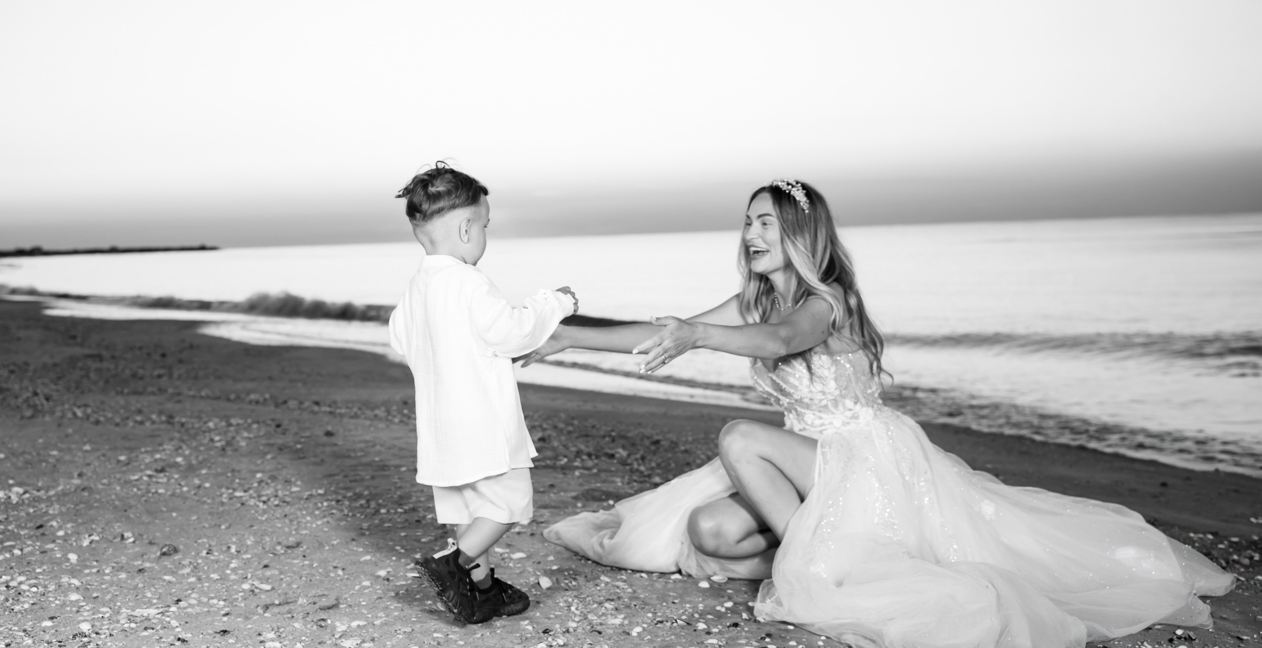 Trash the Dress | Sunrise. Hand for photos