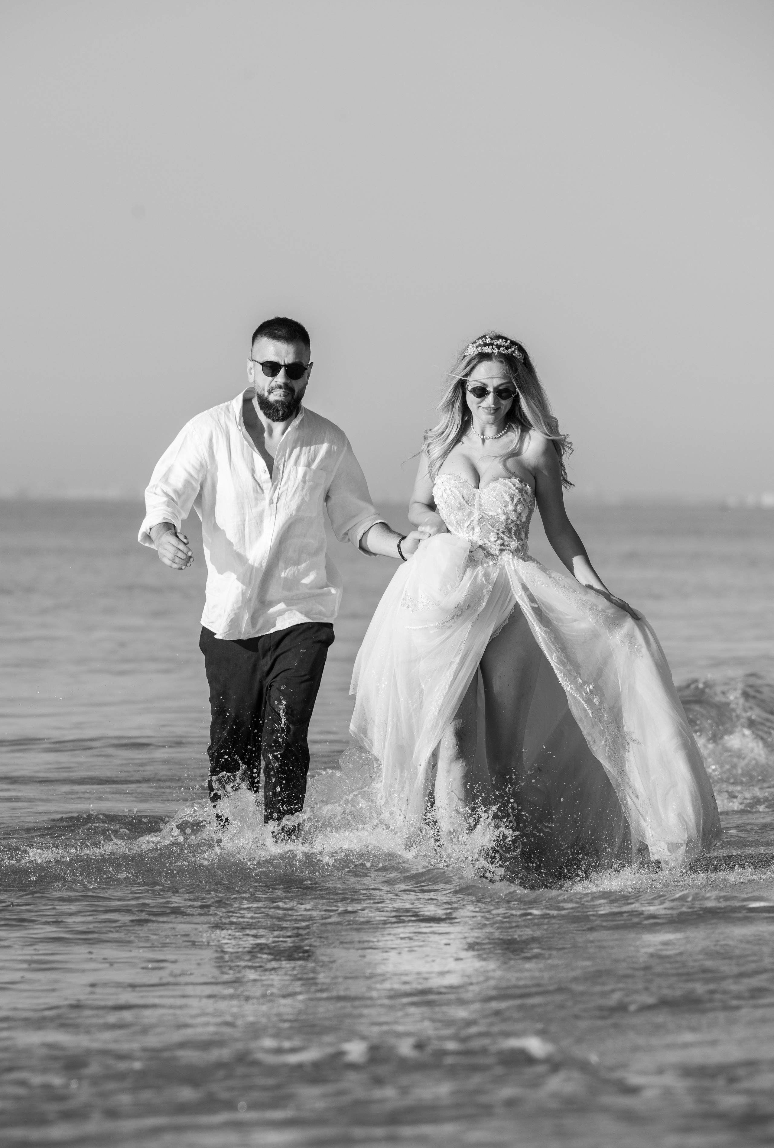 Trash the Dress | Sunrise. Hand for photos