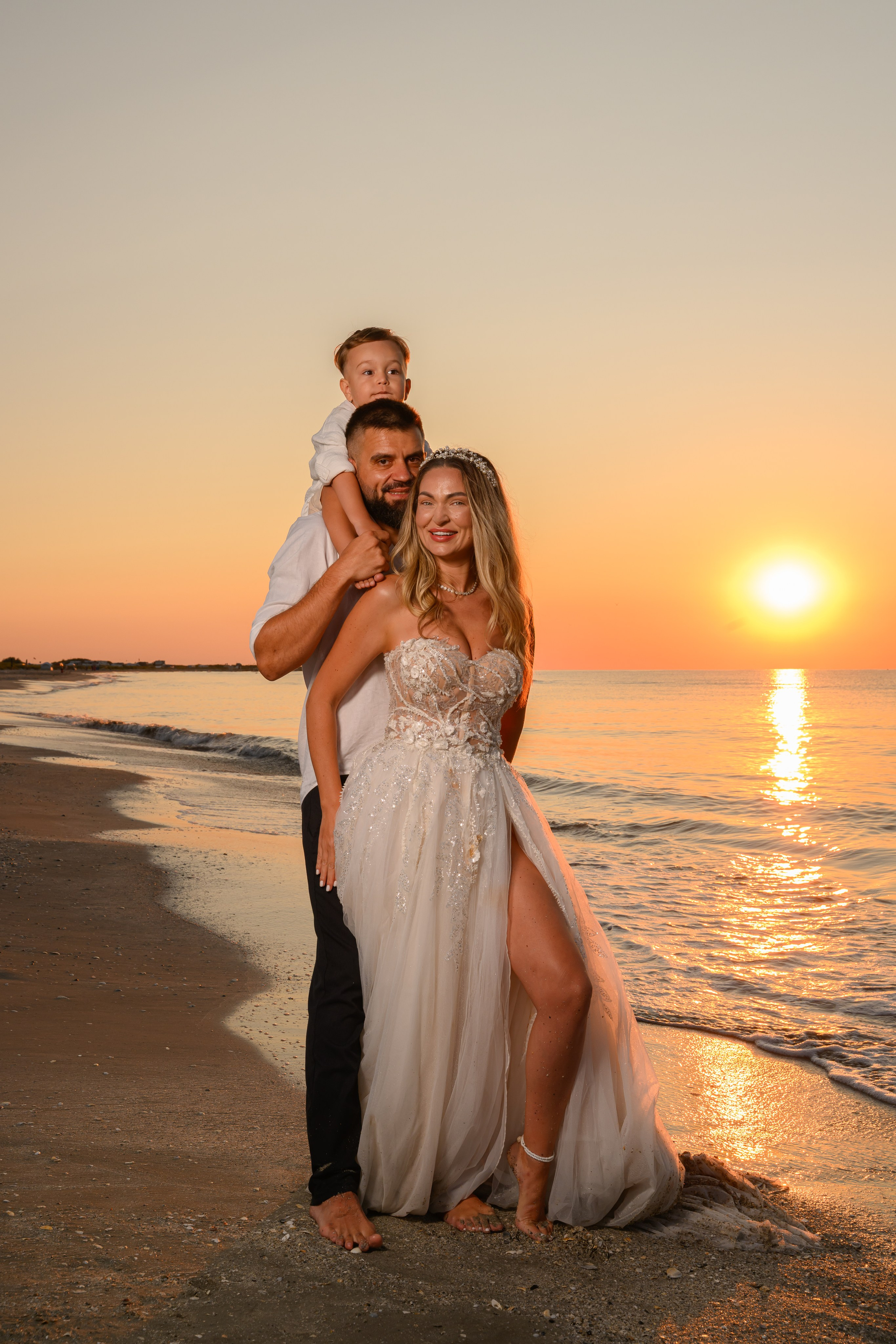 Trash the Dress | Sunrise. Hand for photos